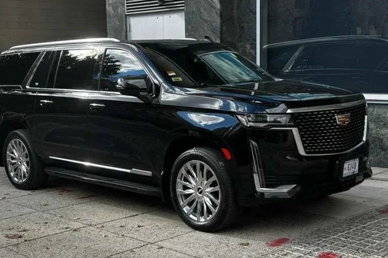 Executive SUV
Capacity:
Up to 6 passengers (4-5 passenger comfortably w/ luggage)