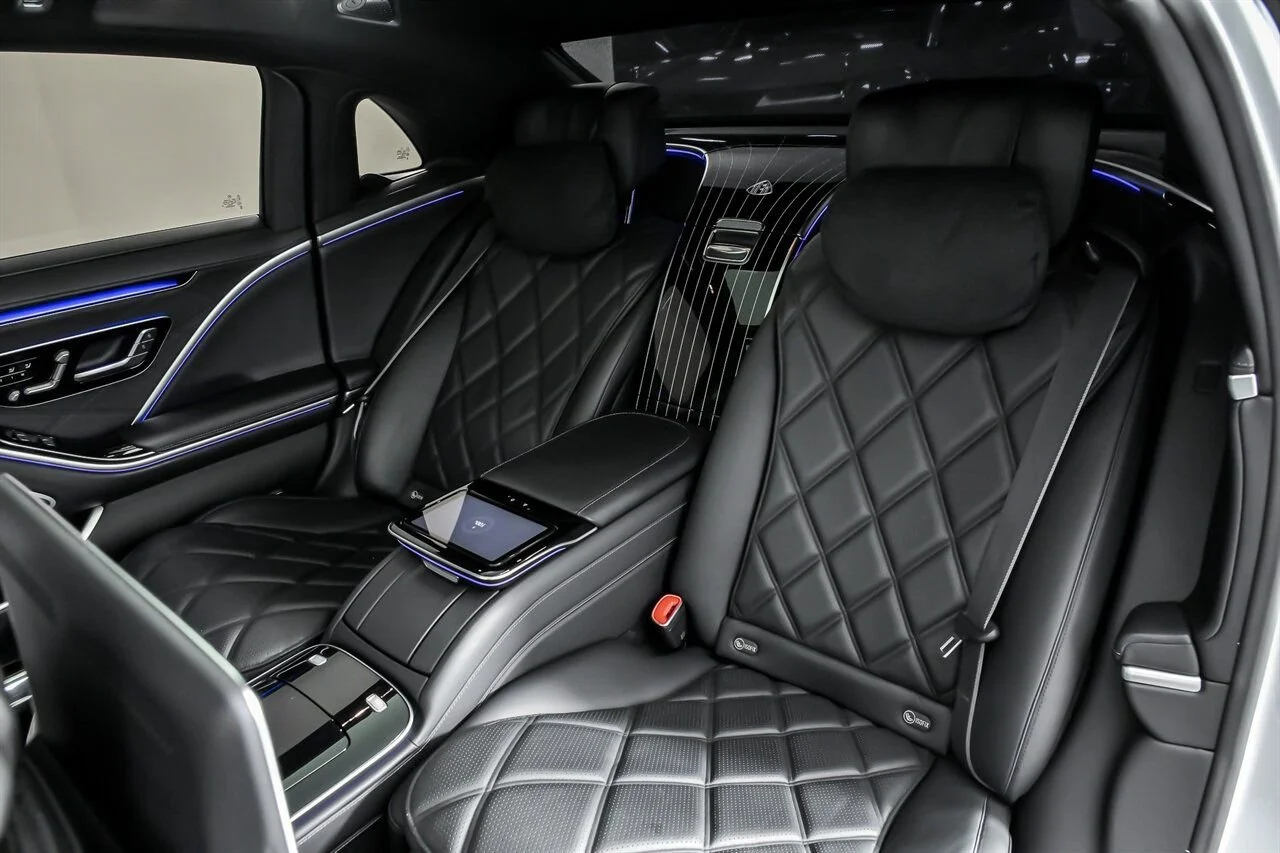 Premium Sedan
Capacity:
1-3 passengers with luggage.