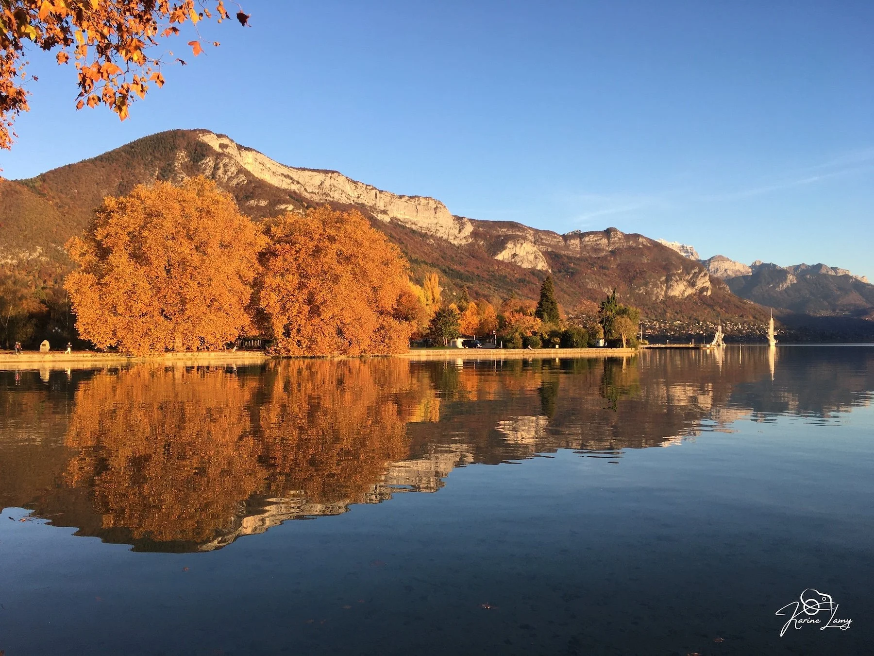 Automne sur lac d'Annecy France