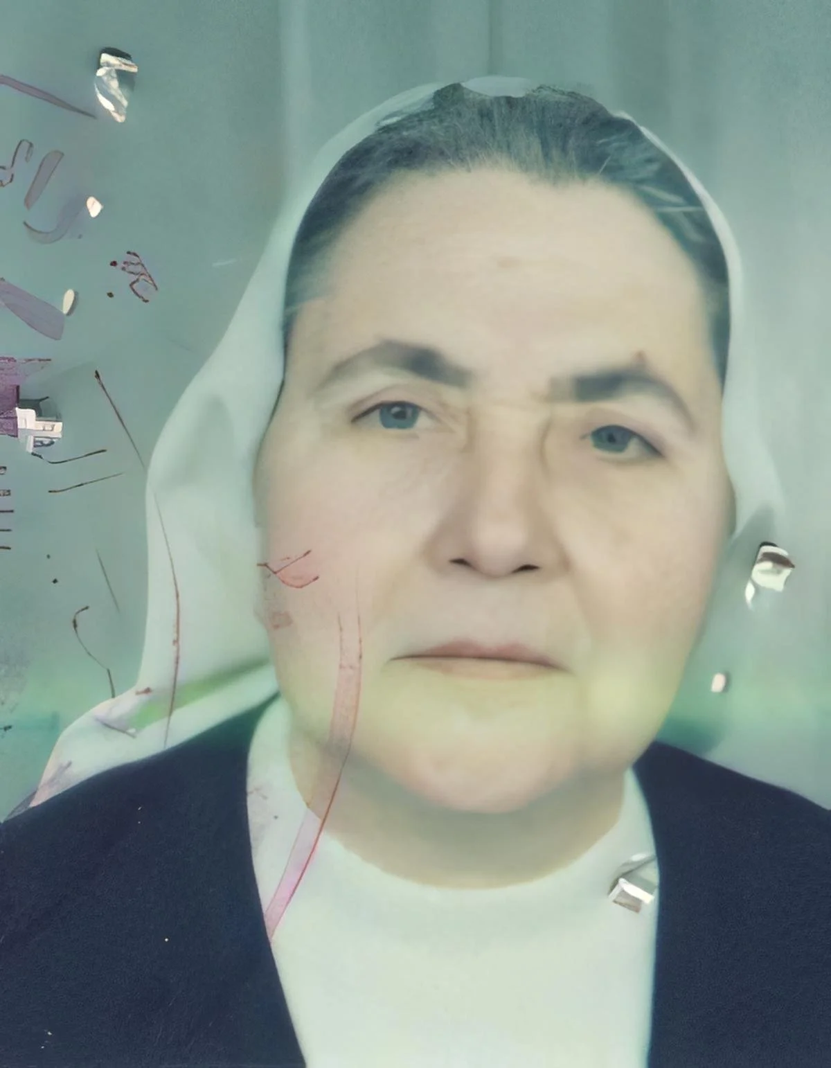 Photo d'une affiche ou d'une image médicale montrant un visage d'une femme avec une expression neutre, portant un habit de style médical ou formel.