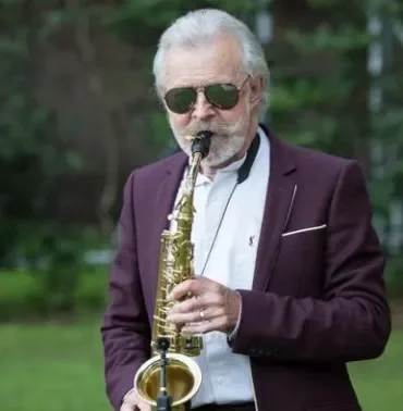 bob sax playing the windlesham christmas event.webp