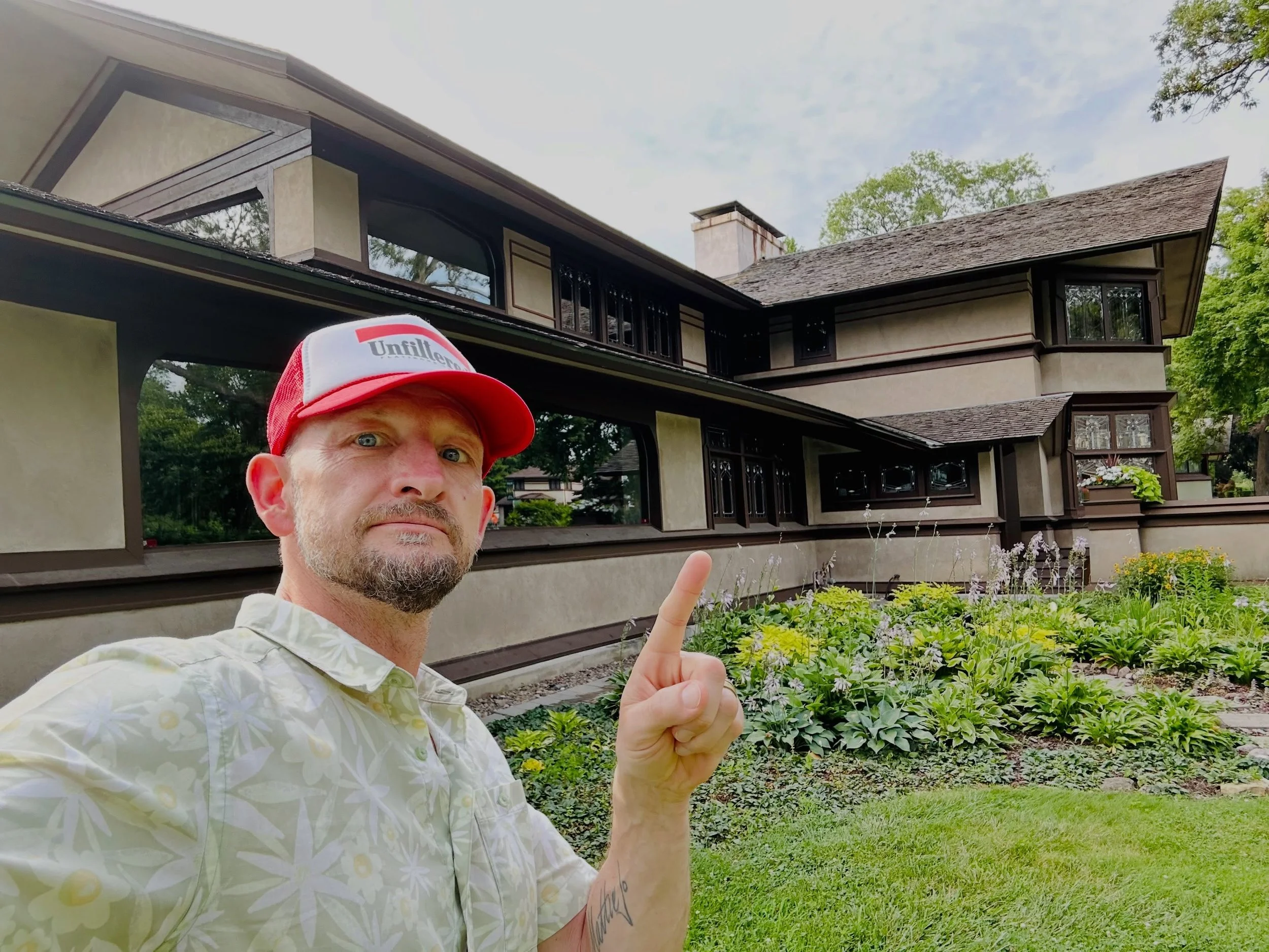 Visiting Theressa&rsquo;s old stomping grounds where she grew up. Even this @frankloydwright house by the river. Now a museum. The neighborhood has some old vintage homes and our favorite hot dog place.  #hosekstravel #whynotwander