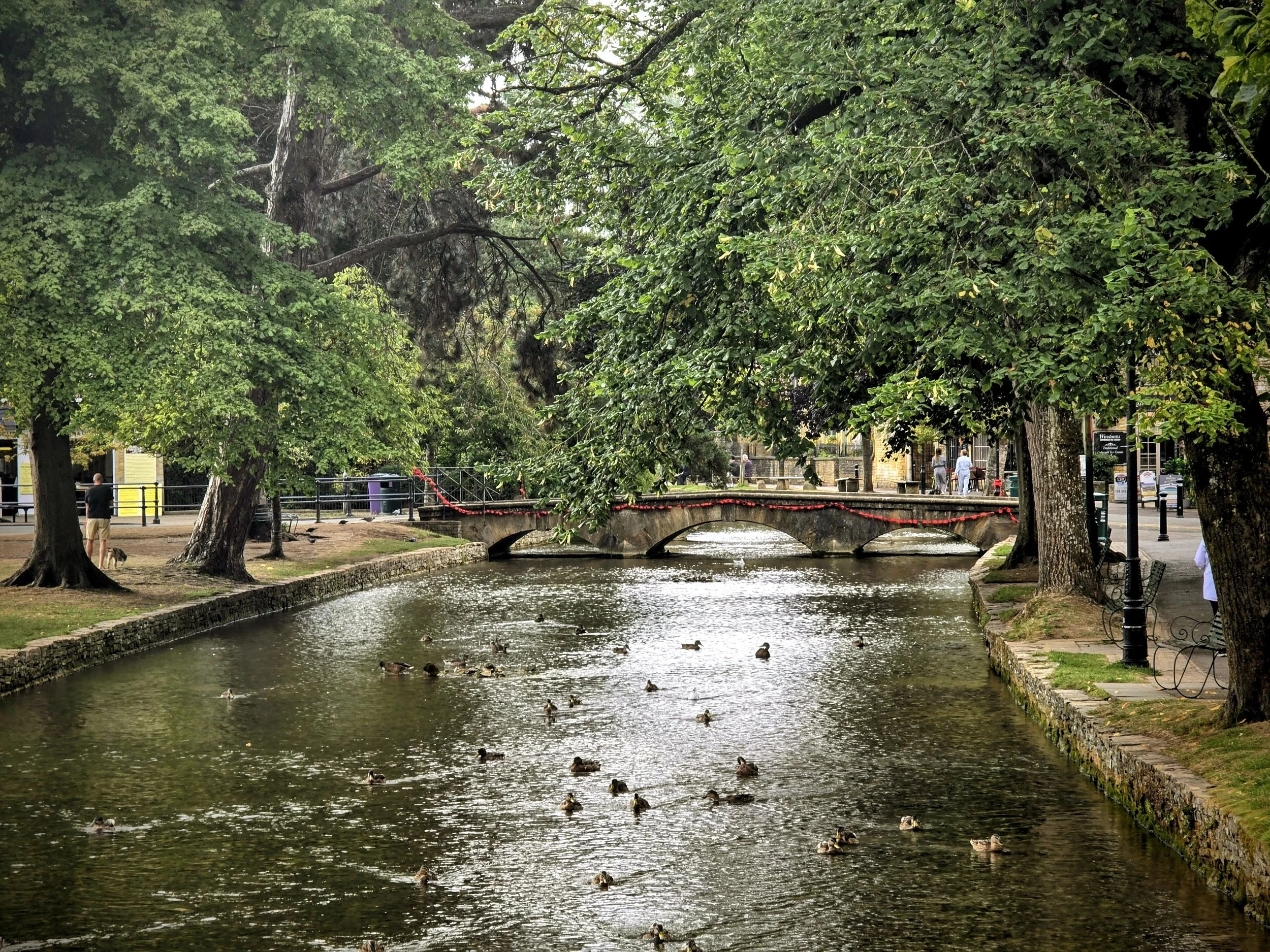 Bourton-on-the-Water: The "Venice of the Cotswolds" and Its Riverbank Secrets