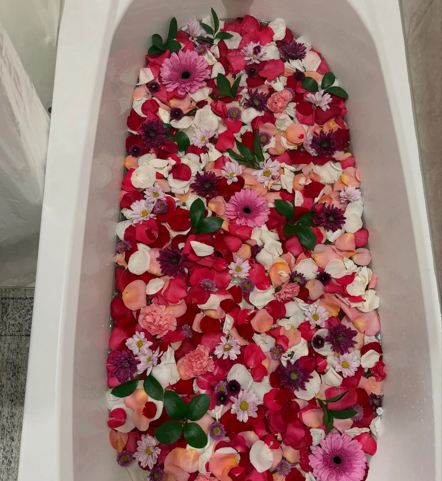 February complete ✔️🌺

We have new peri-steaming skirts and warm weather sheets with fun Hawaiian prints 😍

Big sister helped us make the floral bath! Kids love to help us with these, they learn to make mom feel cared for and special during postpar