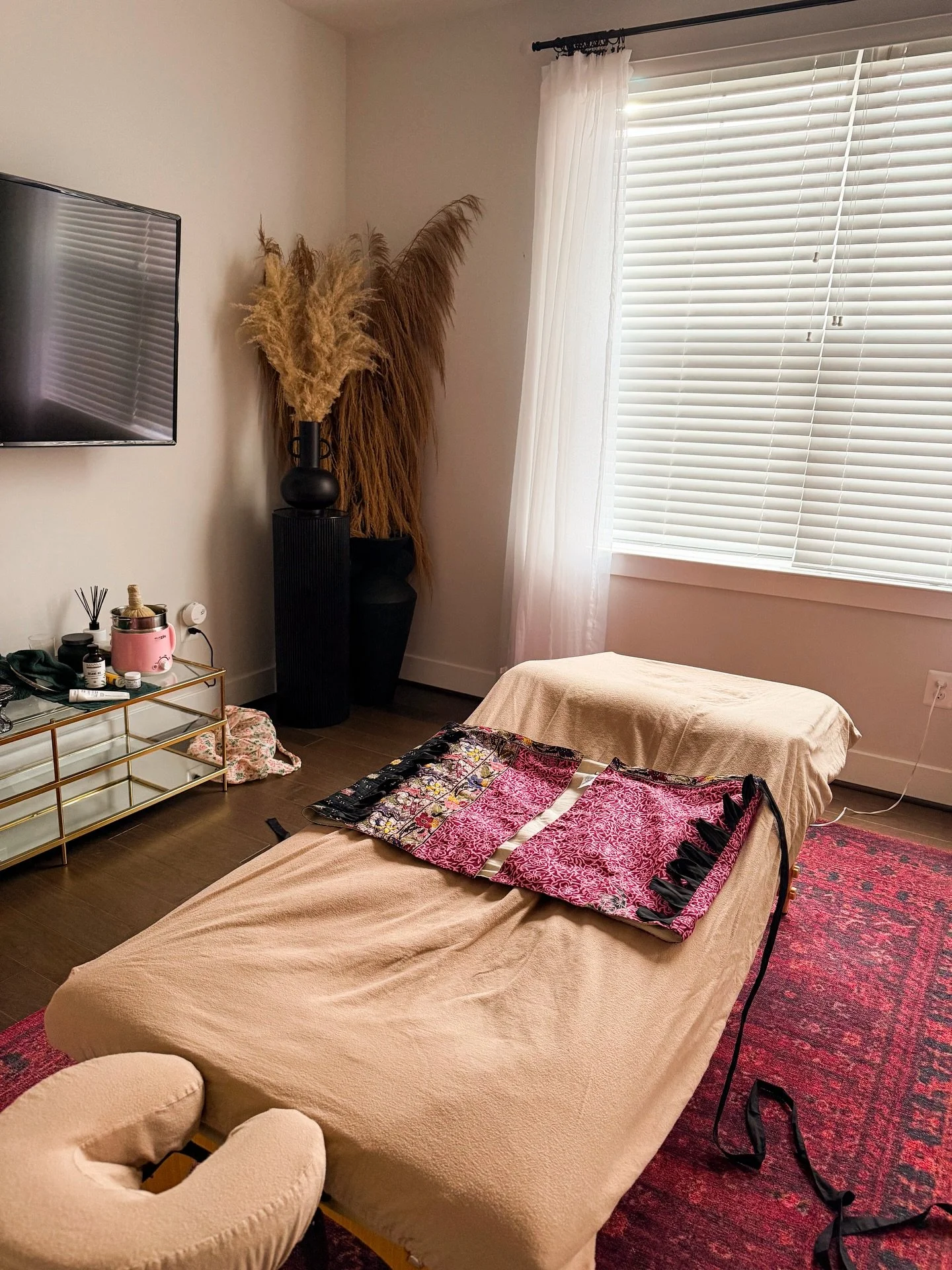 Belly Binding Session 🌸

In this package we completed 7 days of belly binding that included:

-Half Body Rub with herbal oils 
-Hot Thai compress 
-Herbal Binding Application 
-Binding with @birthmatron method

This mama was recovering from c-sectio