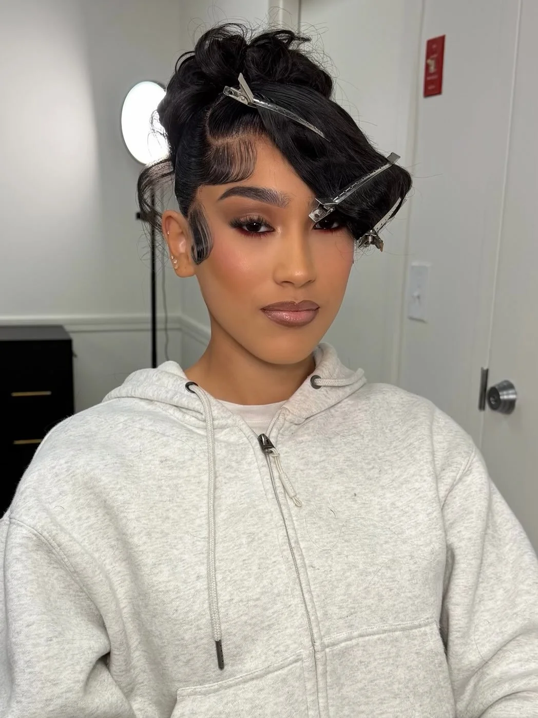 Prom Glam 💋 @carmennn._____ | @_luxuriousnailz 

Book Your Next Glam With Me Thru The Link In My Bio✨

Brows : @nyxcosmetics  Brow Blade &amp; Shade Nano Brow Pencil Shade : &ldquo; Espresso &rdquo; 

Eyes : @hourglasscosmetics Ambient Lighting Pale