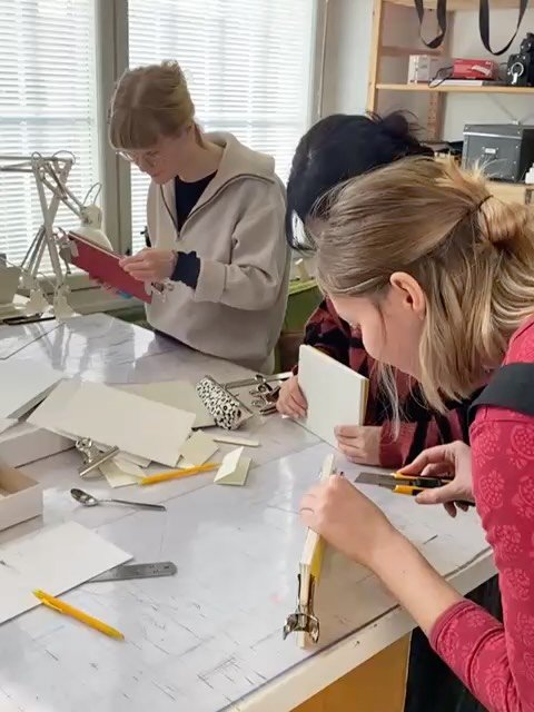Our first spring workshop is now behind us!

This weekend we organized a bookbinding workshop where participants learned the art of bookbinding by exploring two different techniques and structures. They became especially familiar with different types