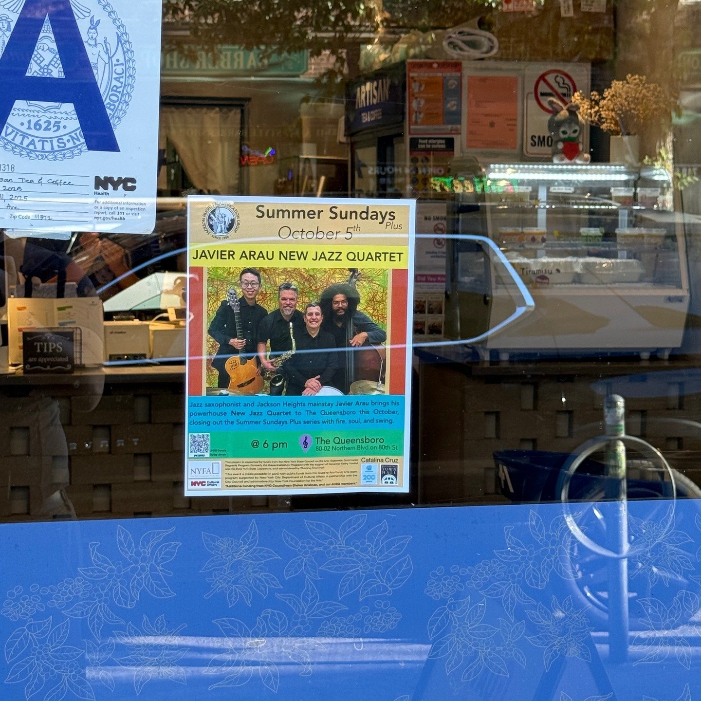 🎶 Look what we spotted in the window at Artisan Tea &amp; Coffee in Jackson Heights! 👀☕
We&rsquo;re just five days from the Javier Arau New Jazz Quartet live at The Queensboro &mdash; and we&rsquo;re loving the local support for this final Summer S