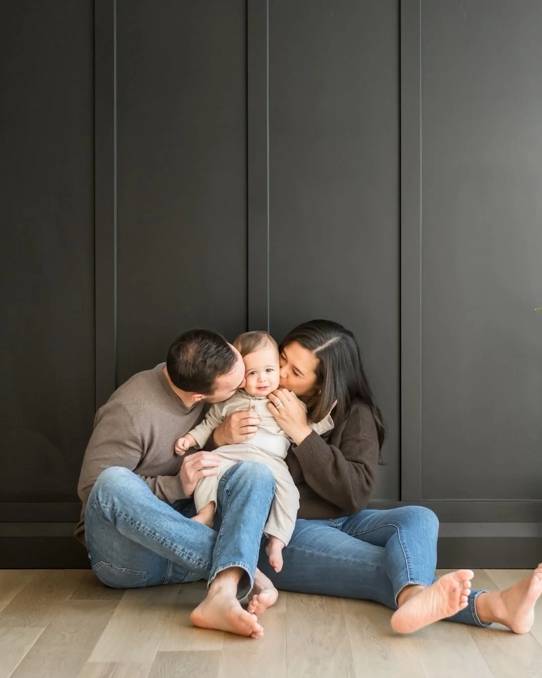 In-home sessions > braving the cold. 
Stay cozy. Stay home. Let&rsquo;s photograph the memories where they&rsquo;re already being made.

#essexcountyfamilyphotographer #windsorfamilyphotographer