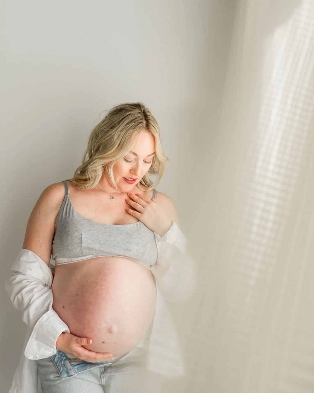 *Knock knock* Anyone out there at 2pm on a Sunday? I couldn&rsquo;t wait to post this in-studio session from this morning. All the March mama&rsquo;s getting their maternity sessions in this weekend.
⠀⠀⠀⠀⠀⠀⠀⠀⠀
If you&rsquo;re thinking about a materni