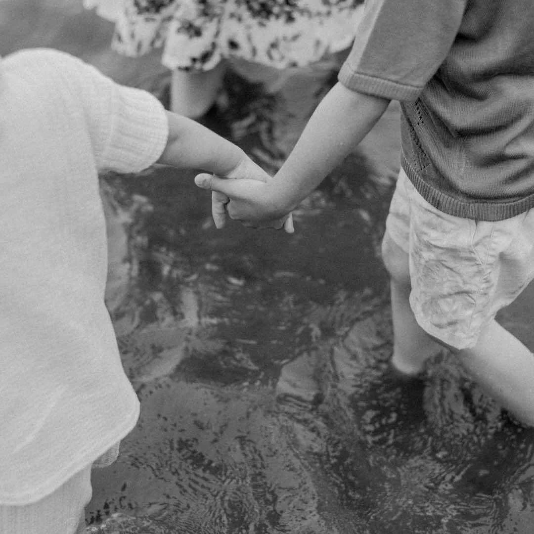 They yelled &lsquo;ocean!&rsquo;, and why not? A body of water to explore, seashells to find, and sand in their toes. Family sessions magic ❤️