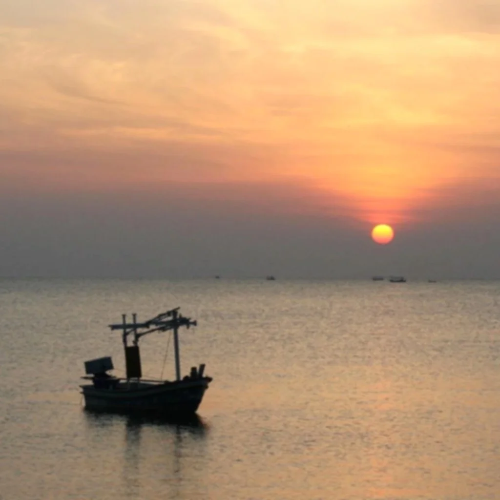 peaceful_morning_boat_sunrise.jpg