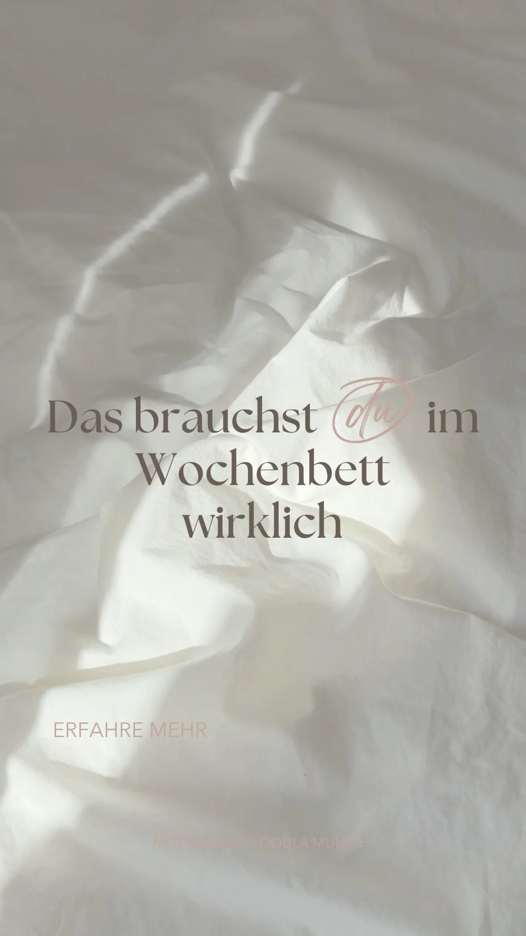 Text overlay in German on crumpled white paper background. The text reads: "Das brauchst Du im Wochenbett wirklich" and "ERFAHRE MEHR."