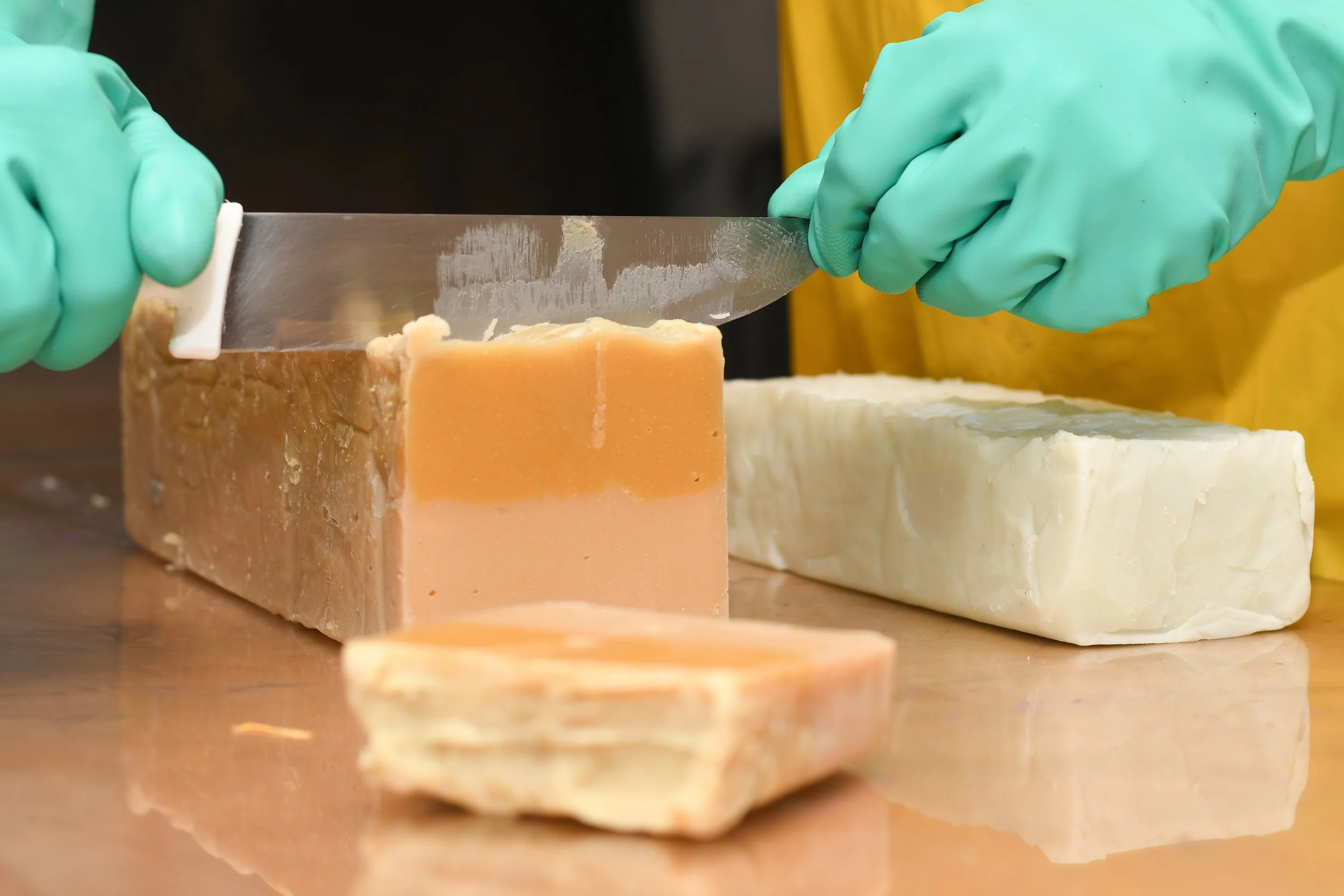 corte de sabonete artesanal manteiga de cacau e cupuaçu rícino