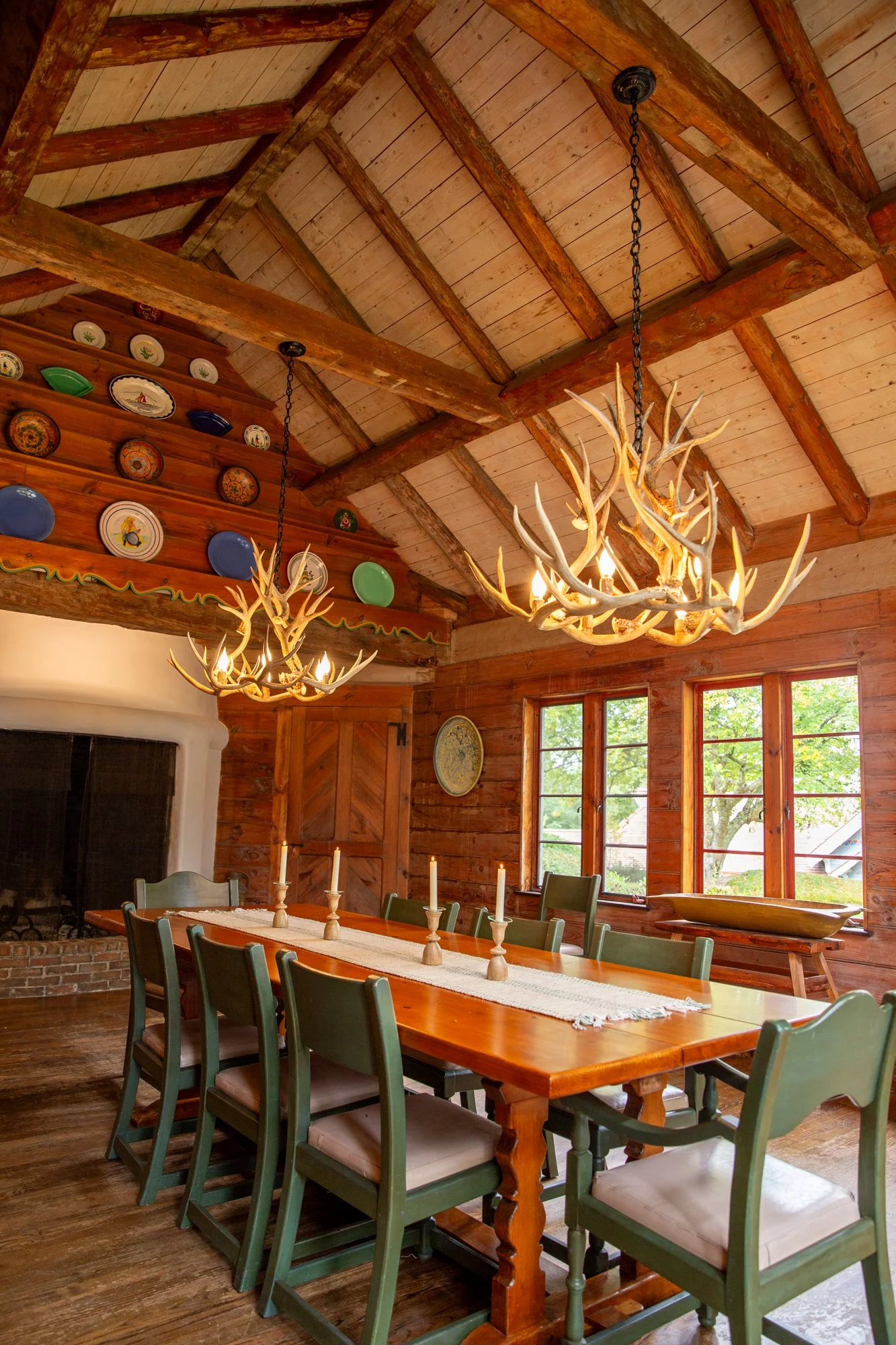 high-head-brooklin-maine-dining-room-antler-chandelier-fireplace-plate-collection.jpg