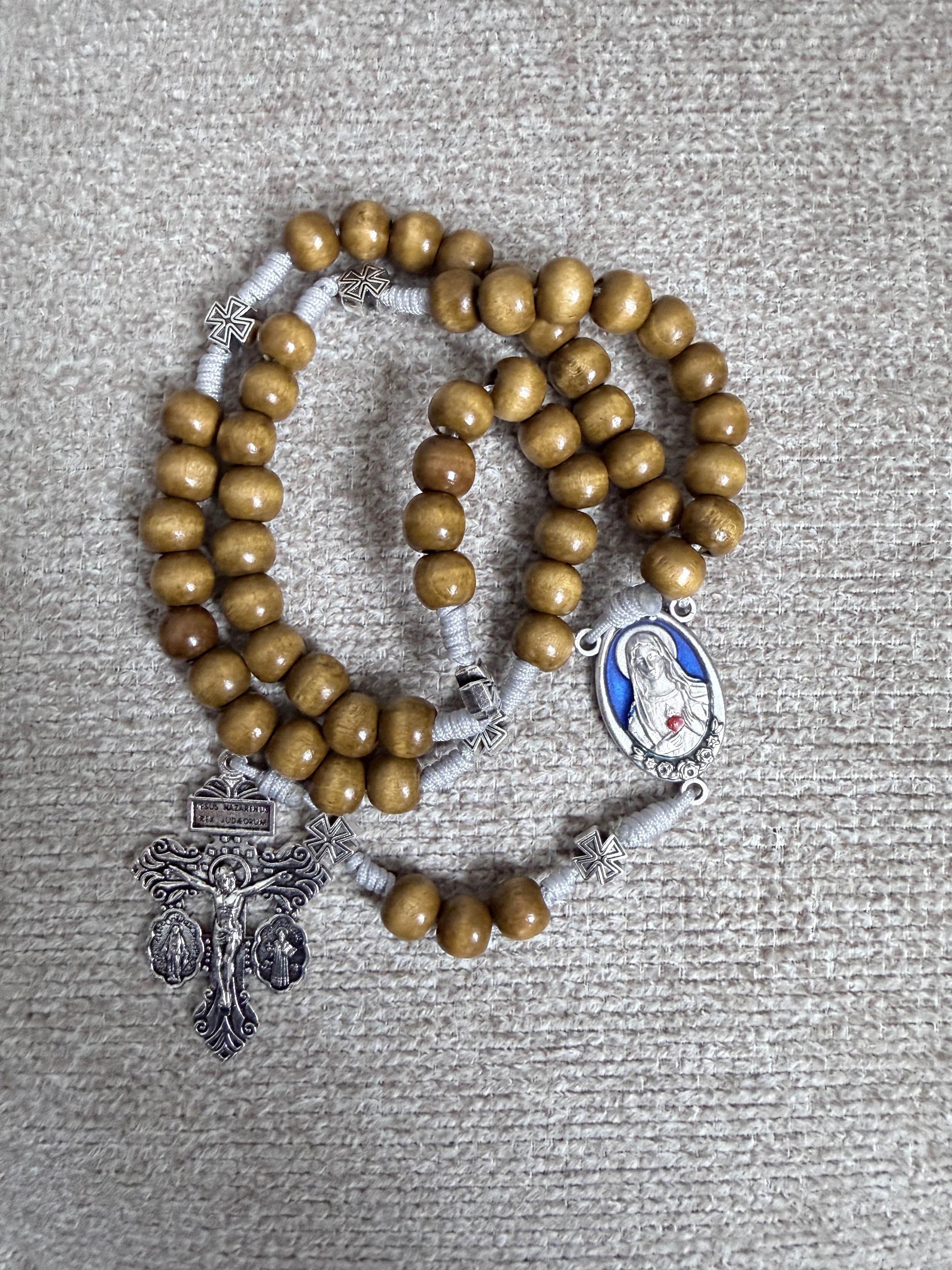 Rosario de madera hecho a mano con crucifijo del perdon y centro italianos
