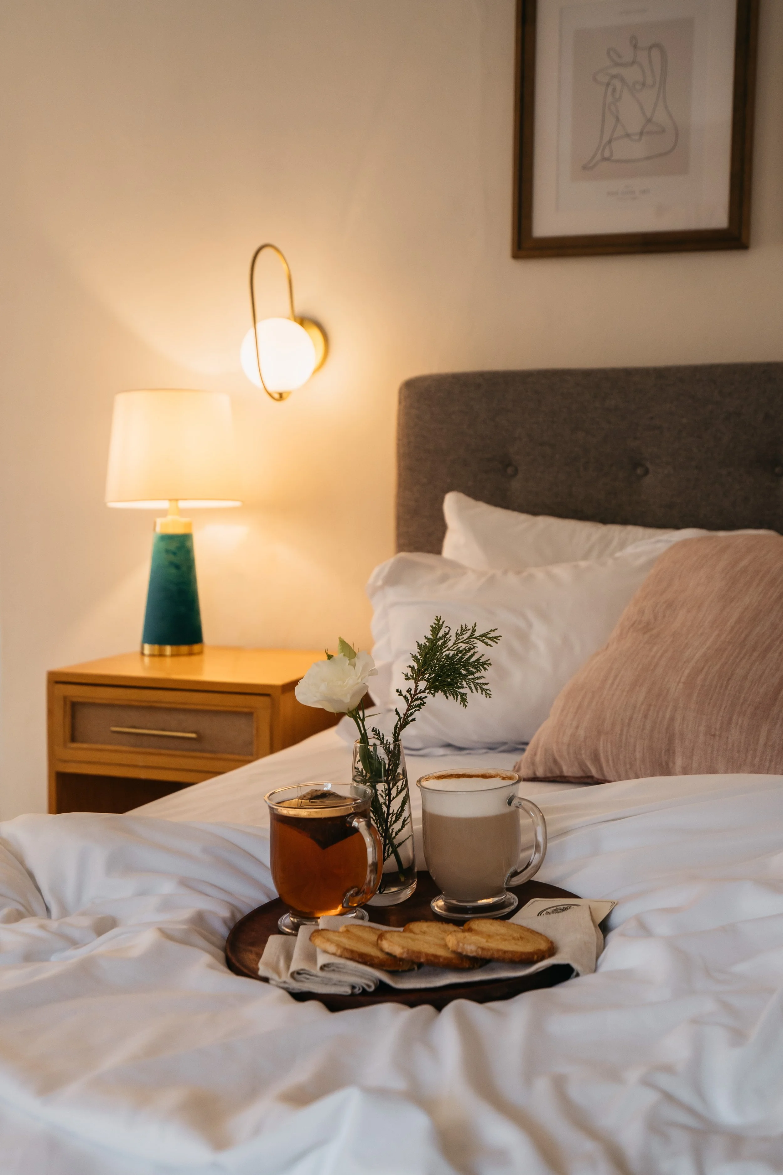 king size luxurious suite room service breakfast in bed 