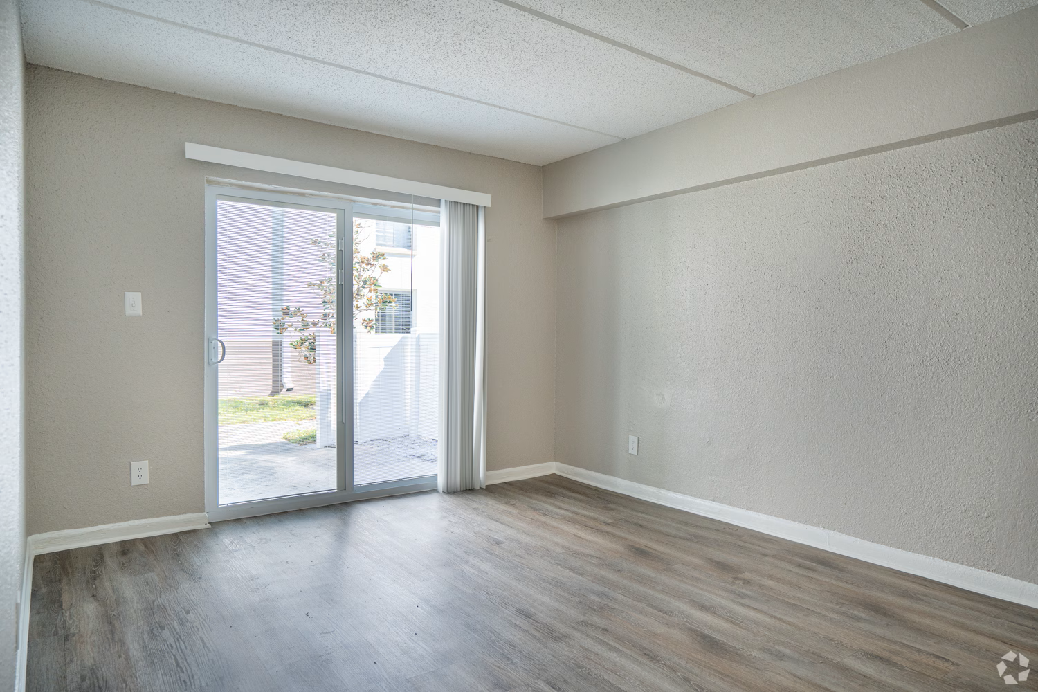 st-charles-row-saint-petersburg-fl-2br-15ba---906sf---bedroom.png