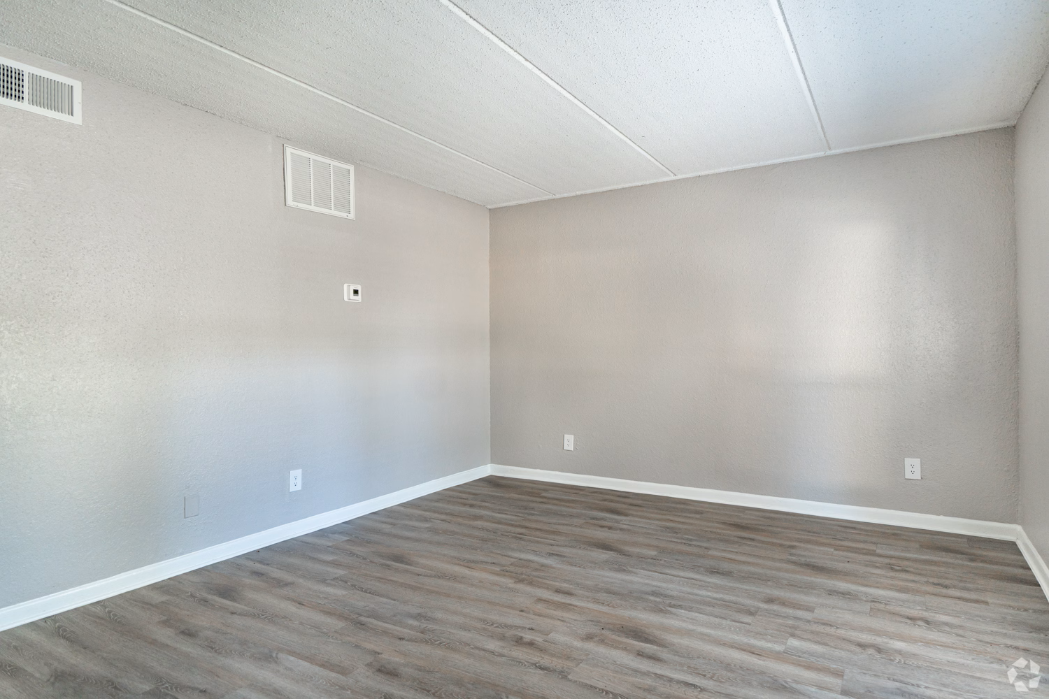 st-charles-row-saint-petersburg-fl-2br-15ba---906sf---living-room.png