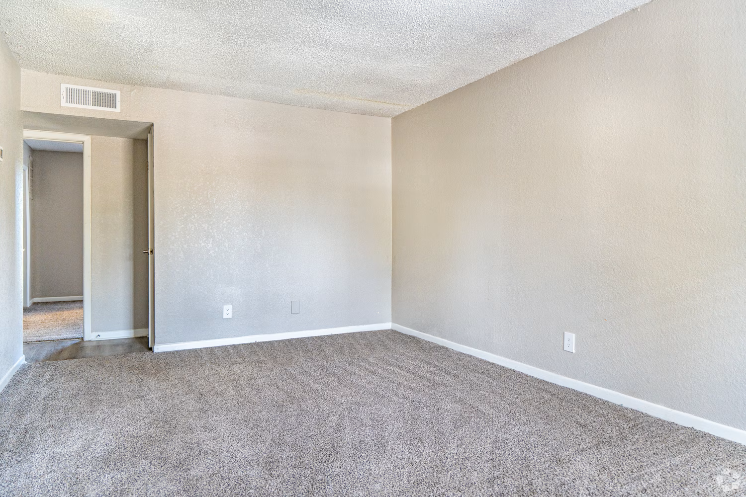 st-charles-row-saint-petersburg-fl-1br-1ba---702sf---living-room.png