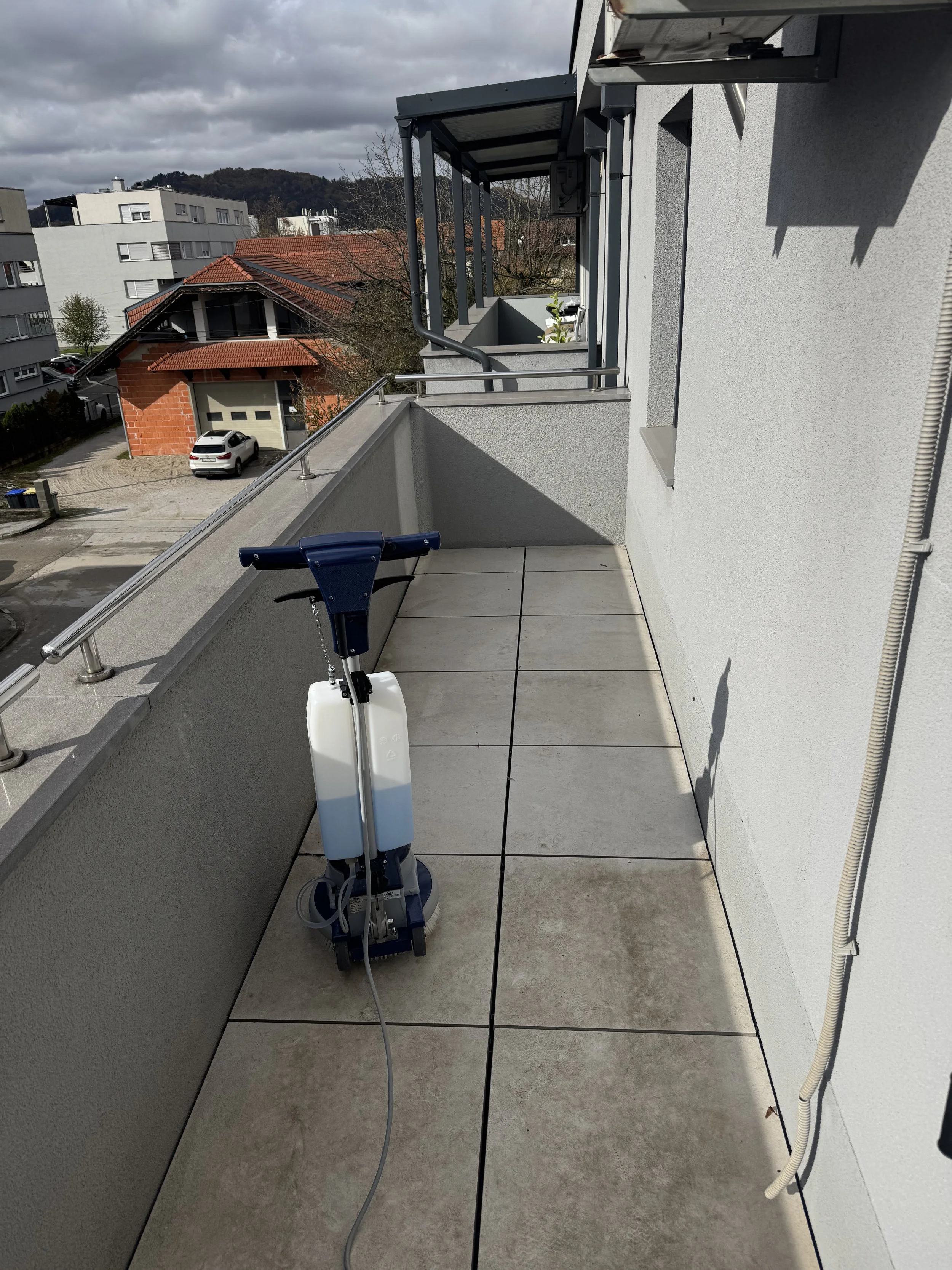 Strojno čišćenje podova, pločica, laminata, parketa, tepisona, epoxy poda i industrijskih podova