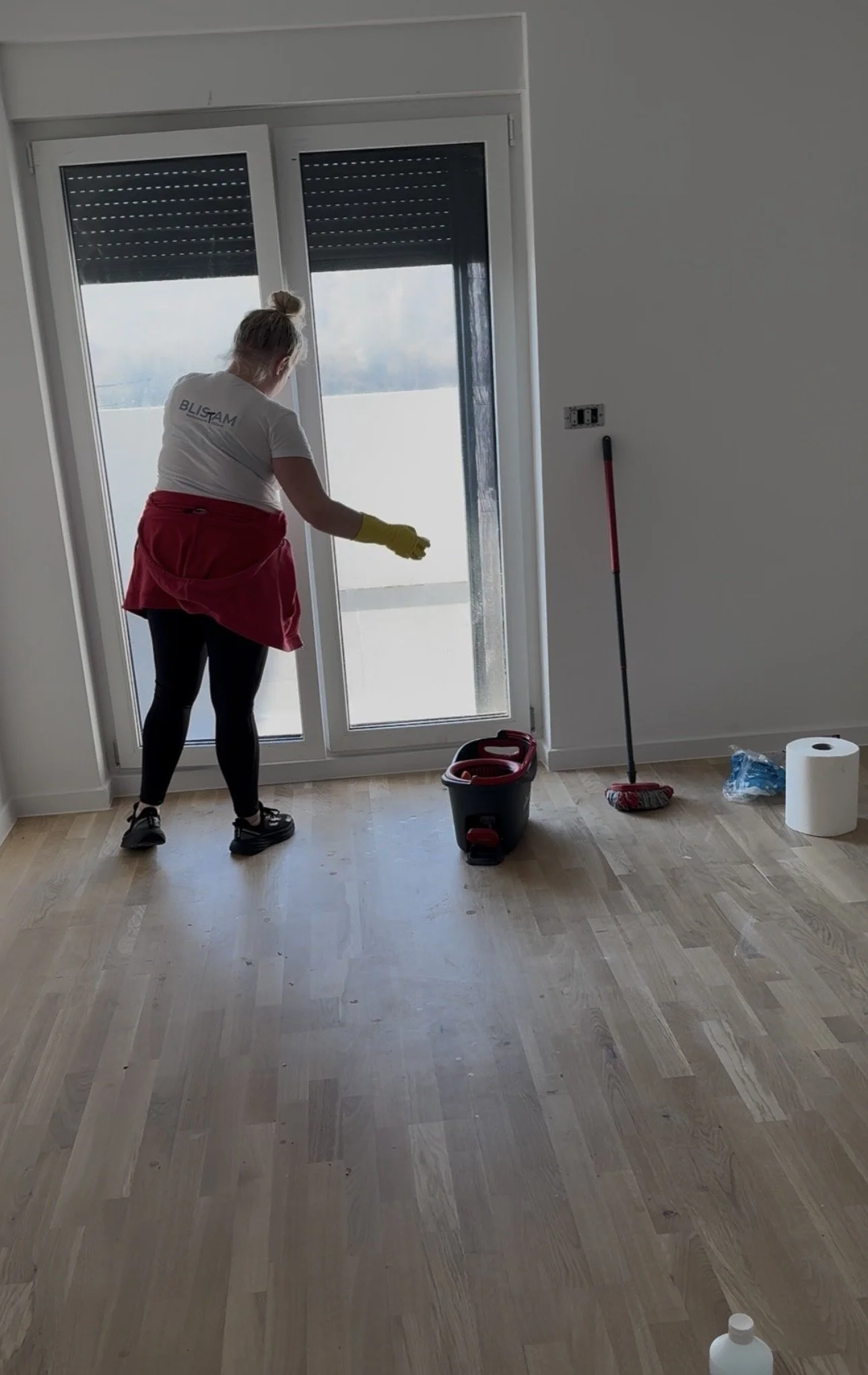 Čistaći rade čišćenje nakon uređenja prostora i adaptacije