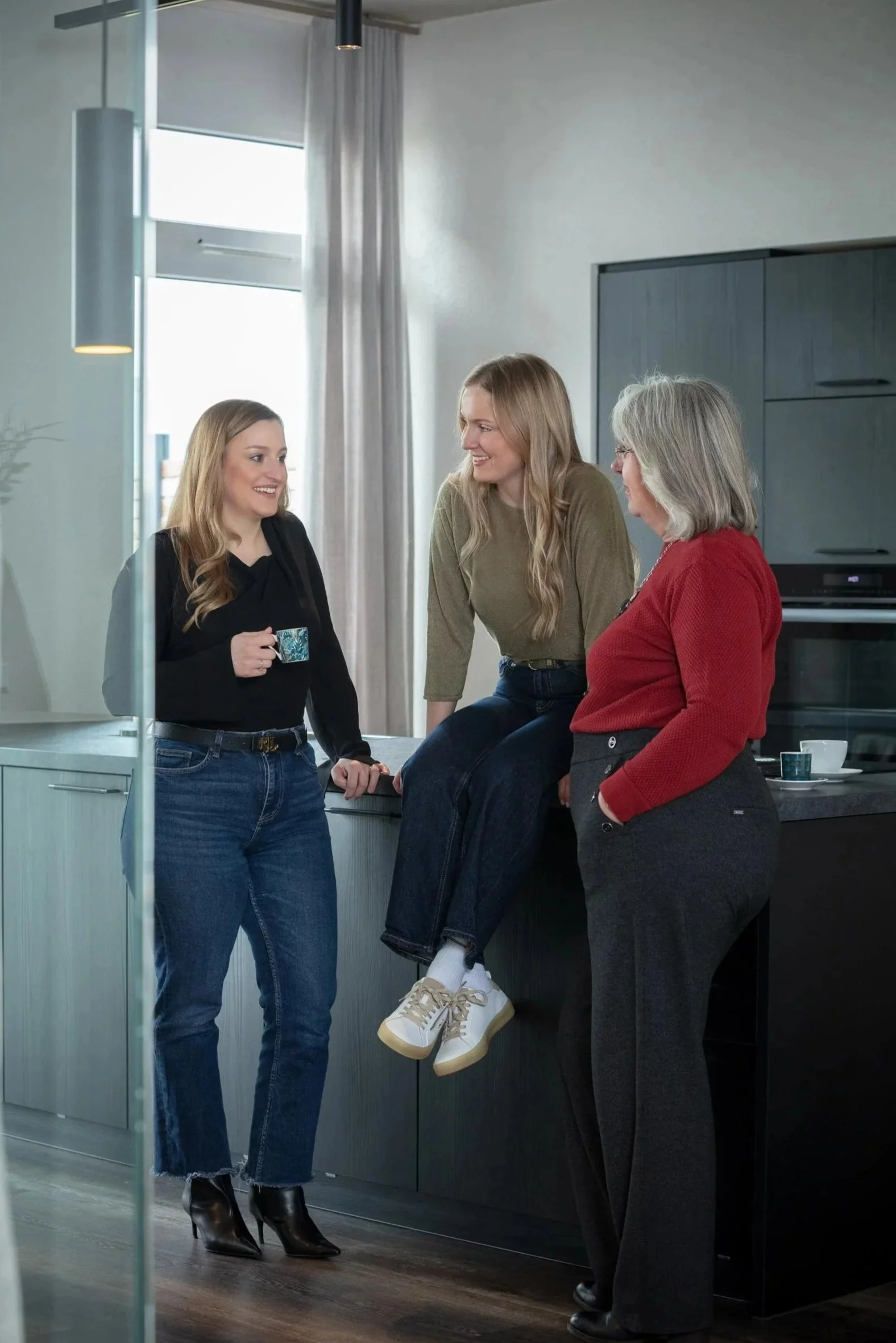 Kaffeepause im Büro. Regina Lackner Buchhaltung. Generationenübergreifendes Arbeiten.