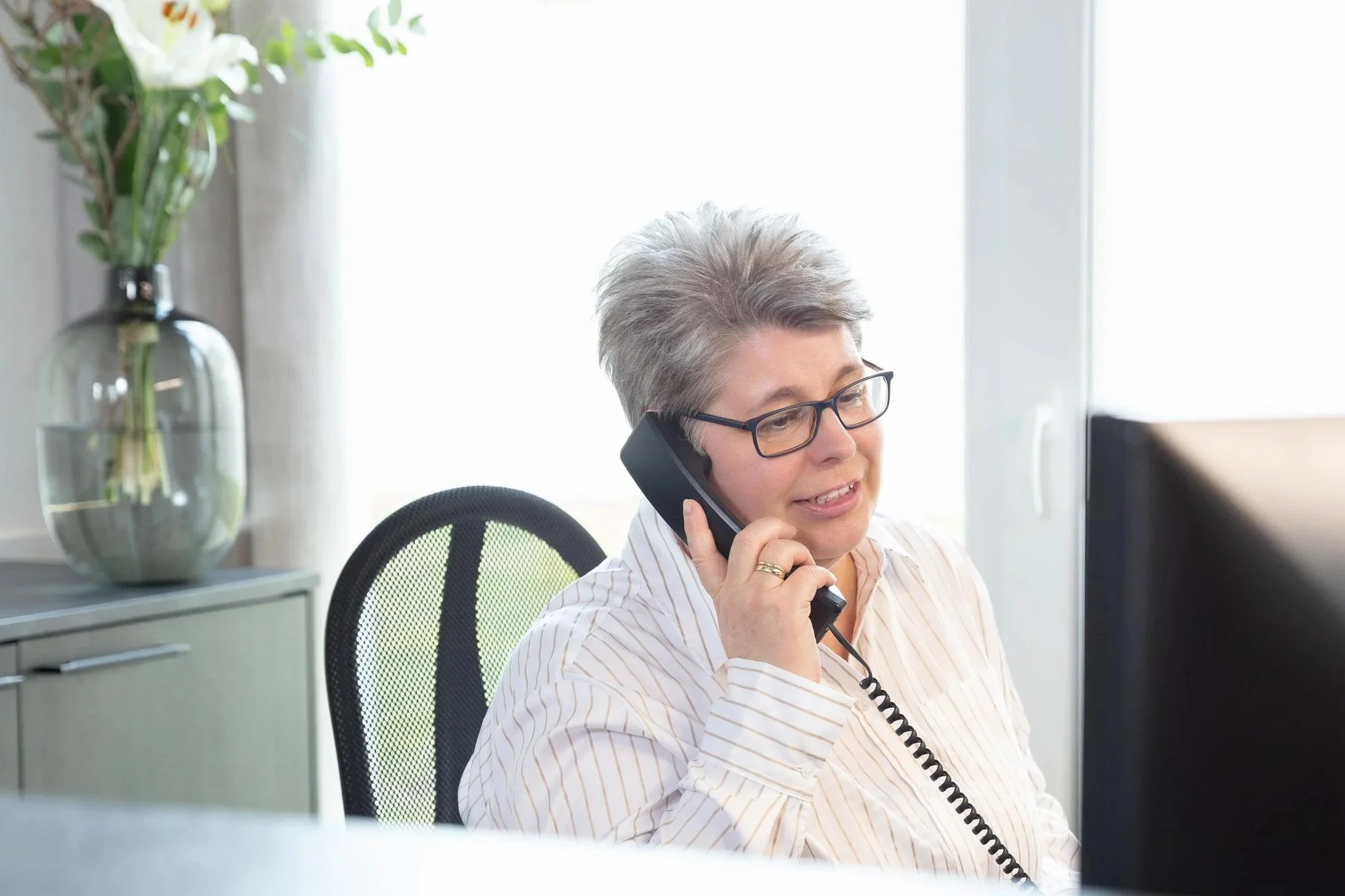 Christien Weese, die Sekretärin von Regina Lackner nimmt einen Telefonanruf entgegen.