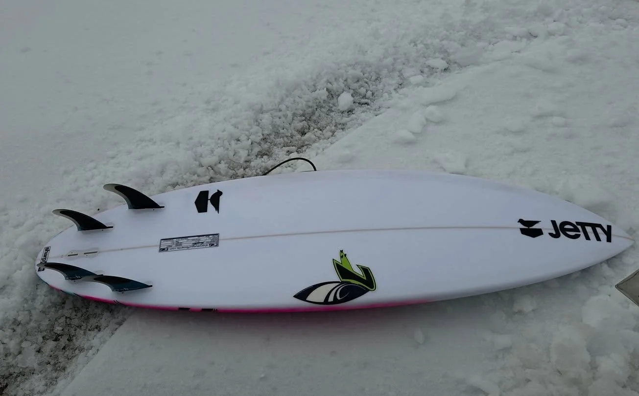 Snowy sidewalks and 33deg waves make for a long winter.  More waves on the way this weekend at least.  Lets hope these temps warm soon. 🥶🏄&zwj;♂️
#winter #ice #frozen #snow