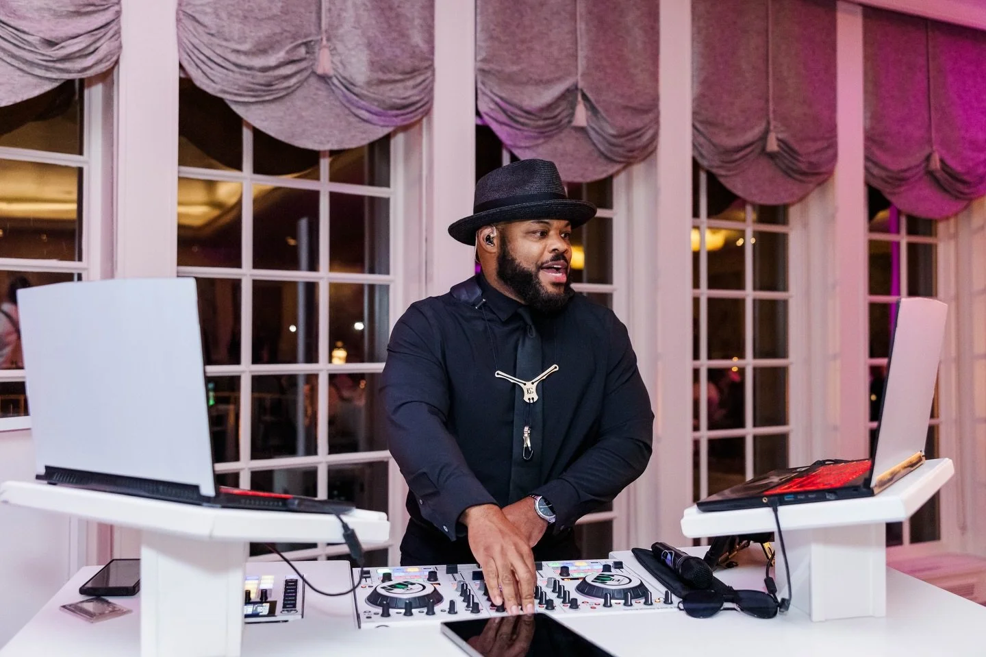 Party hard!🎉🎶 #weddingdj #hamptonroadsdj #weddingentertainer 
📸: @mattiewezahphotography
