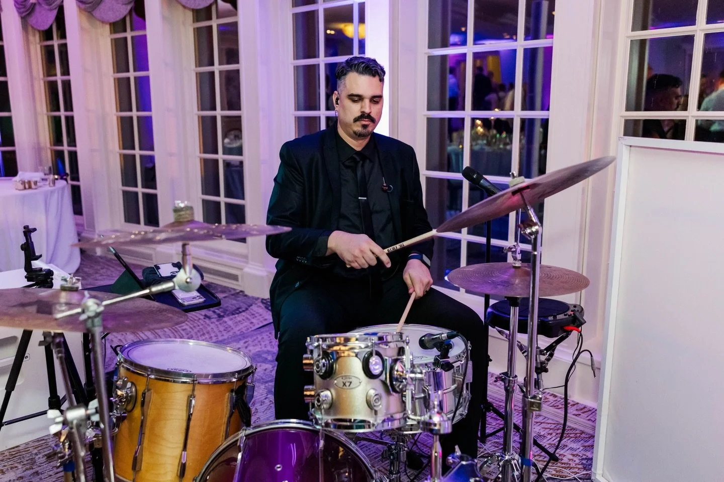 A live drummer adds SO MUCH to your event! Book a live instrumentalist for your event! 
📸: @mattiewezahphotography