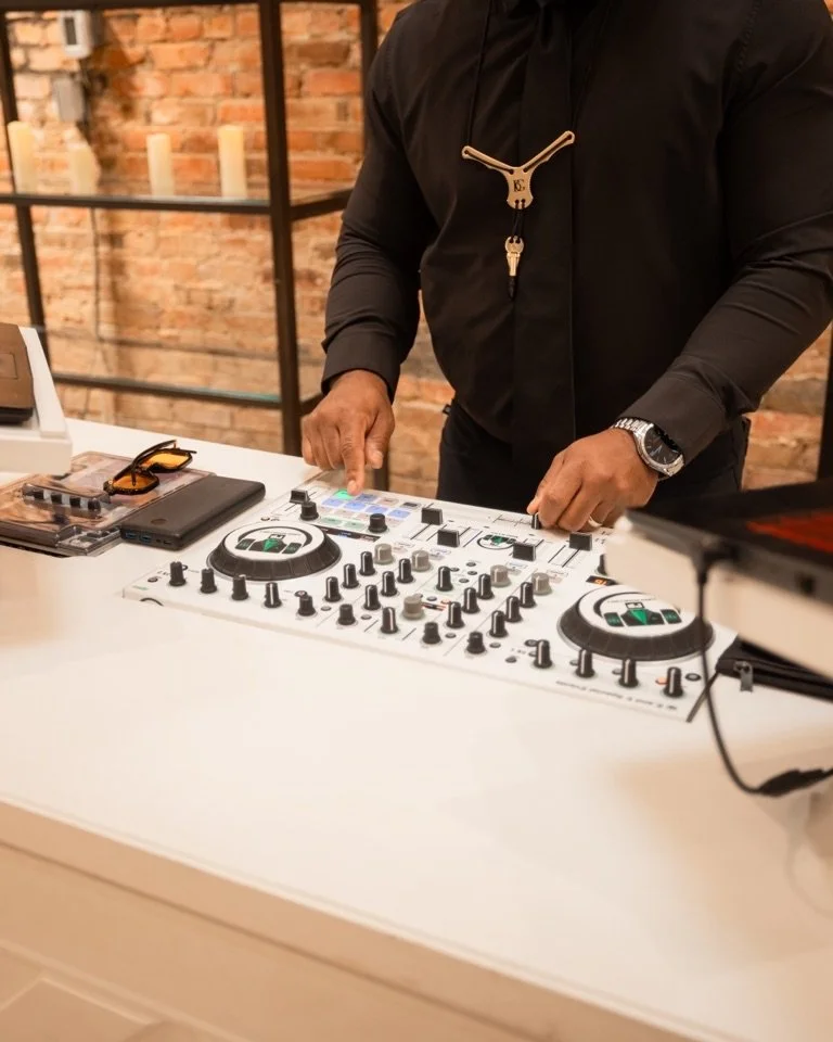 Top tips from EE SPECIAL EVENTS TEAM🎶🎤
-Curate music that reflects your love story (we can help with that)
-Build moments&mdash;not just playlists
-Trust your DJ to read the room and control the energy
-Invest in professional sound, seamless transi