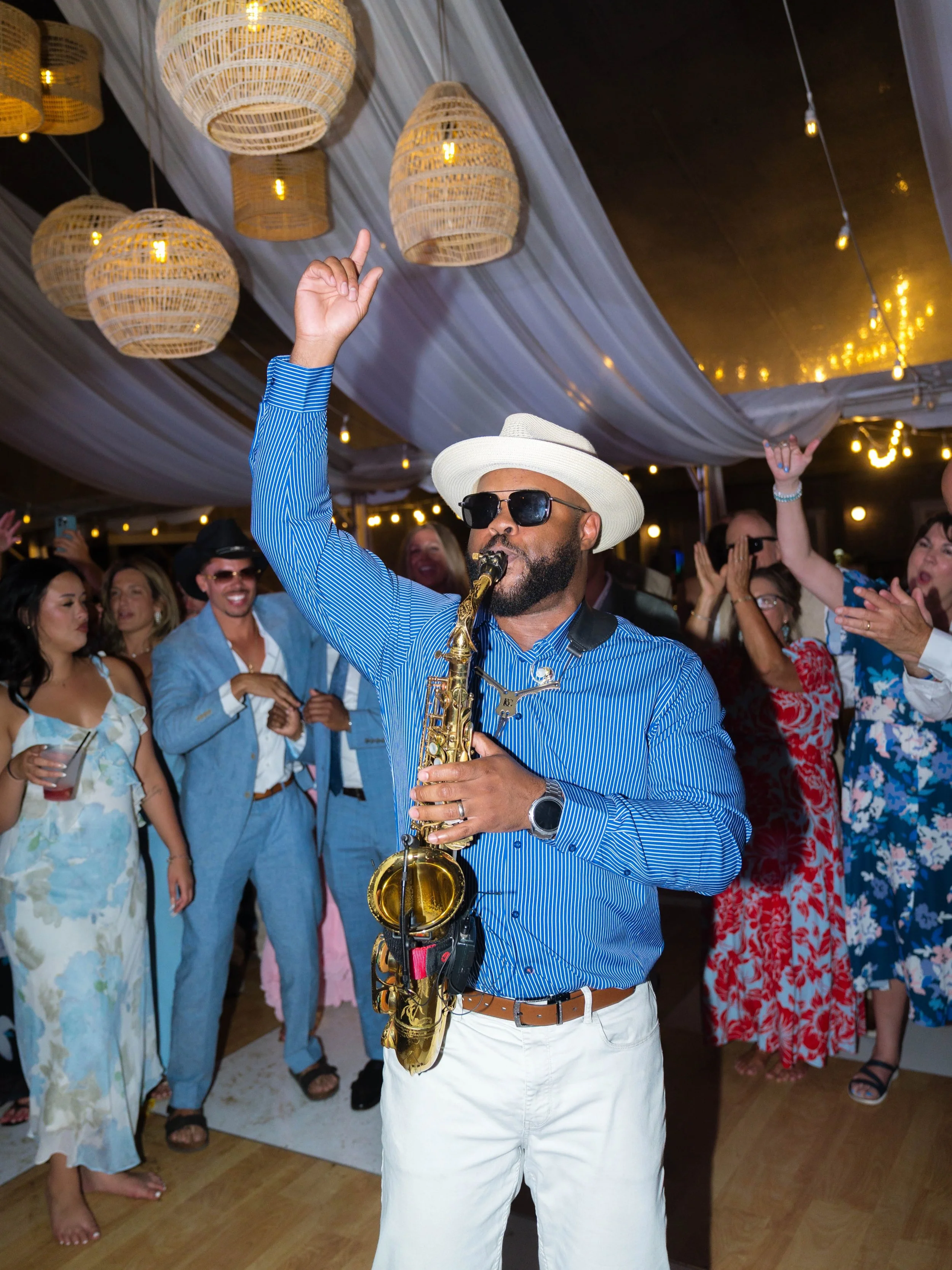 Do you wanna live instrumentalist included in your Wedding entertainment? Let no further, we do it all.🎶🎤
-
Hybrid wedding entertainment
DJ and live music
Live wedding entertainment
