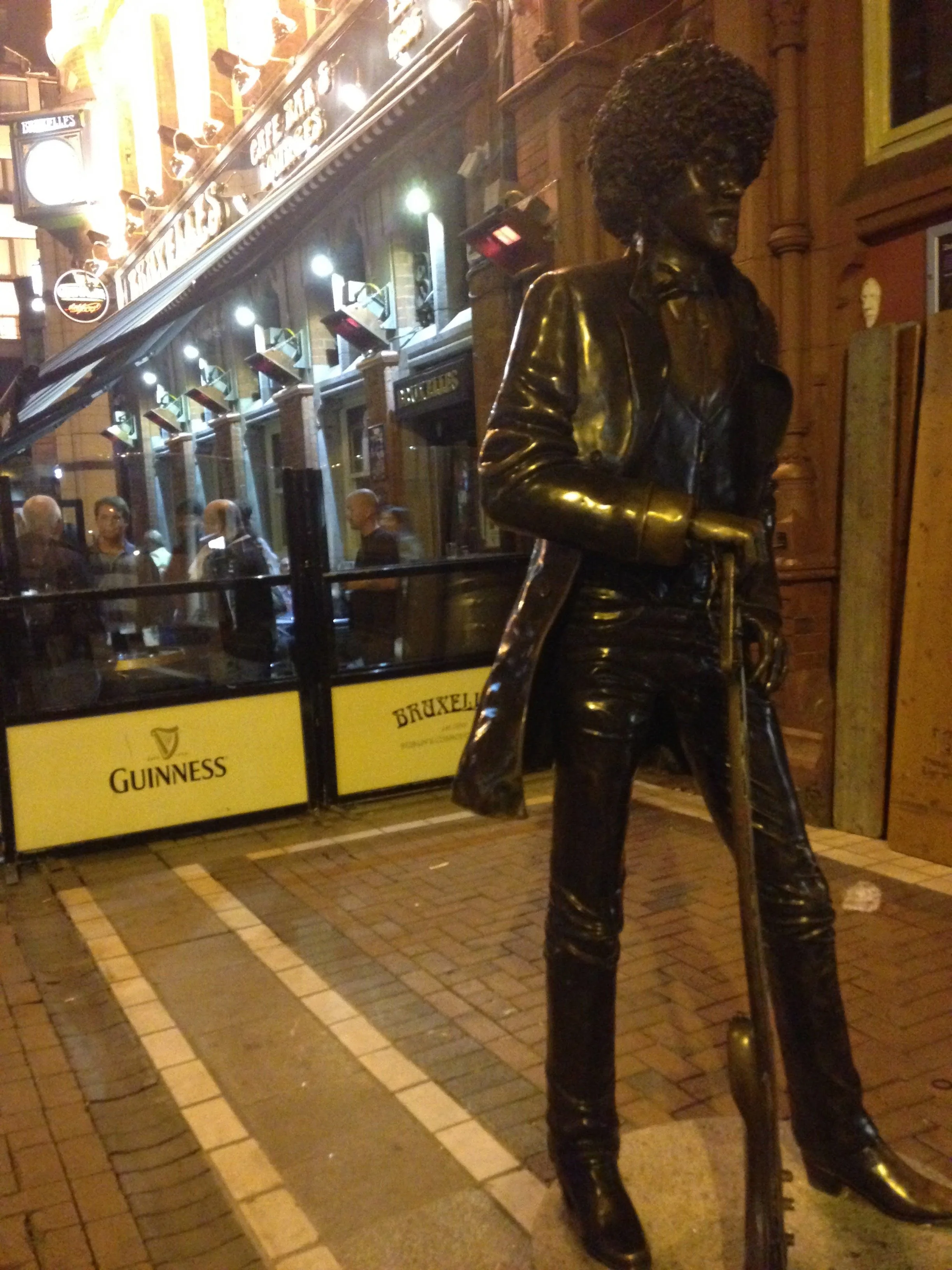 Statue of Phil Lynott posing outside a pub