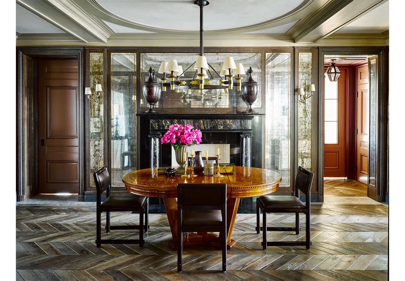 Antiqued mirror panelling — yes, please.