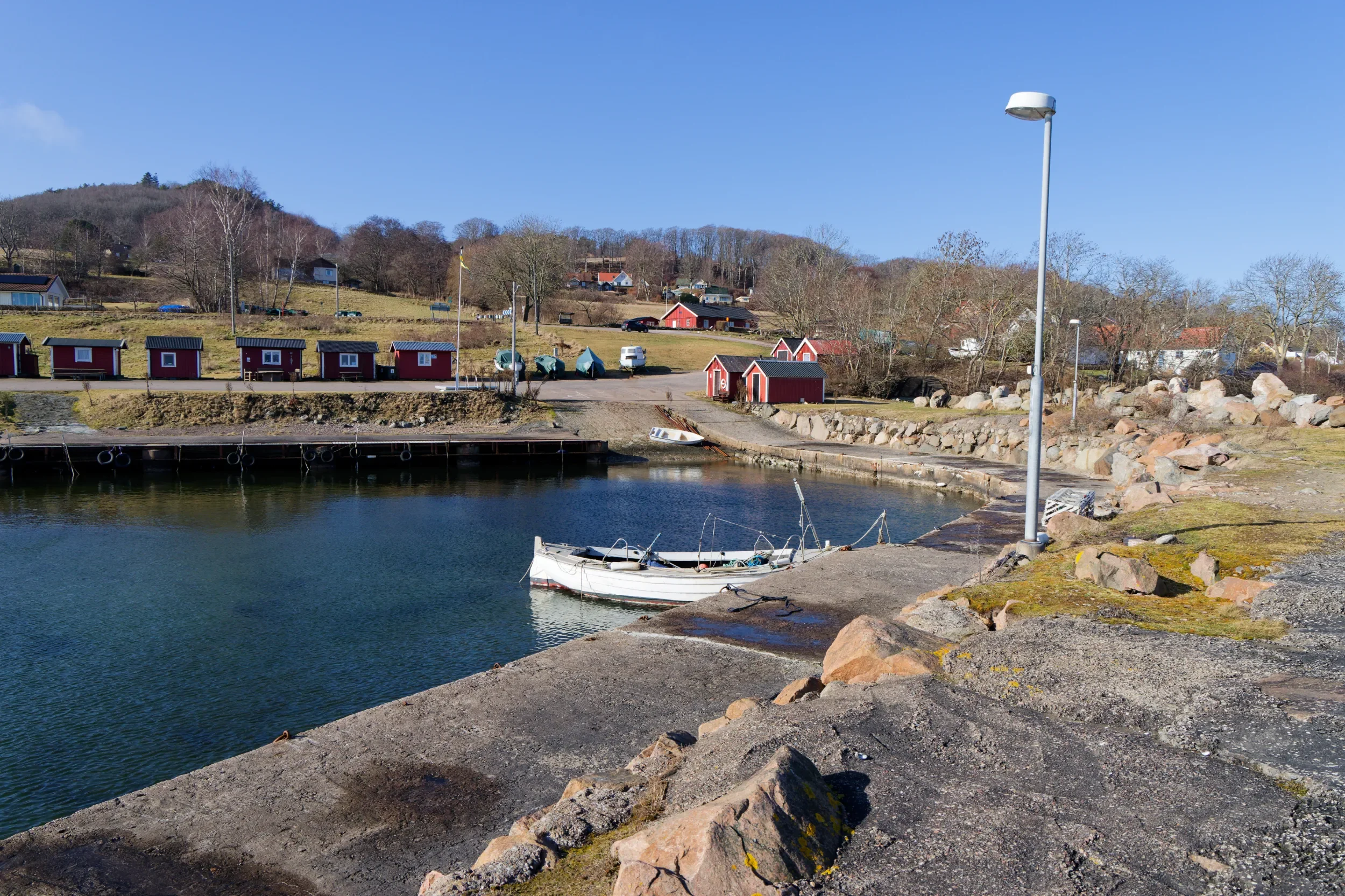En liten båt förtöjd vid kajen i Kattvik