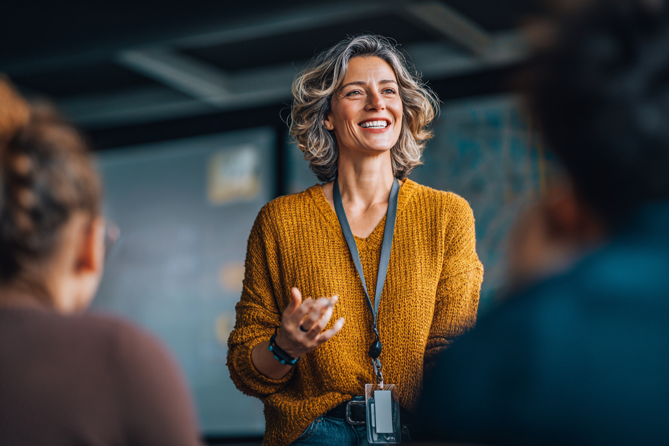 criacao_onefan_happy_businesswoman_in_casual_with_a_lanyard_giv_8c6fa904-b184-4f95-9926-20561e8a34c4.png