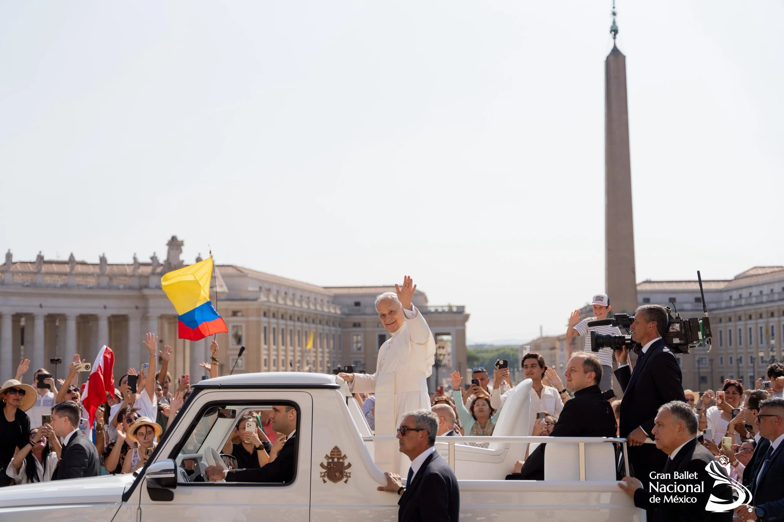 Ambientación musical en el recorrido del papamóvil en la Plaza de San Pedro
