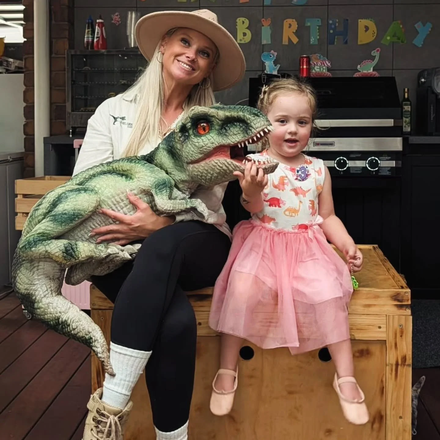🦖👑 Happy Birthday, Dino Princess Morgan! 👑🩷
We absolutely LOVED celebrating with you! ✨️

From playing hide and seek with our dinos to all that bubbly bubble stomping fun, what a totally ROAR-some birthday! 💚✨

Thank you so much for having Adela