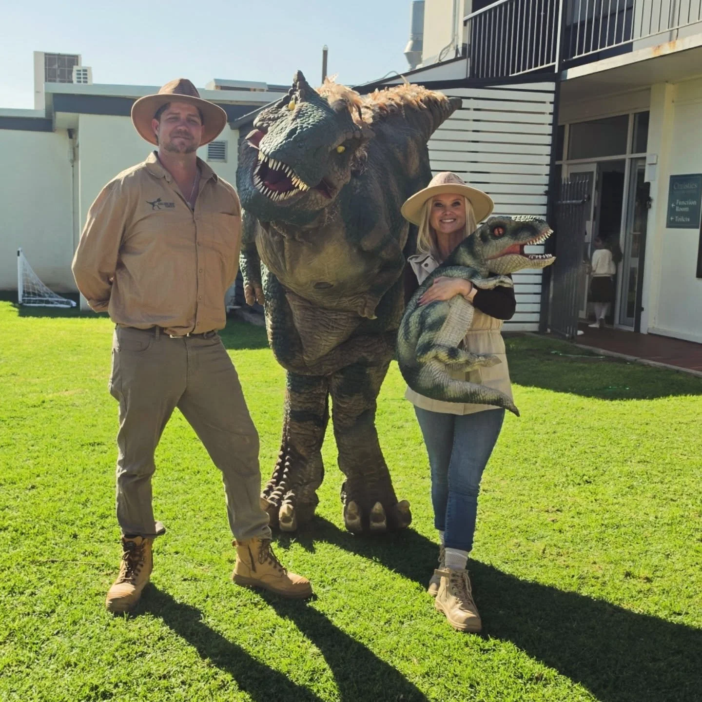 What a DINO-MITE weekend we have had! Back to back parties all weekend 🦕✨️

Aroara LOVES getting invited to birthday parties.. and the looks we get driving around town with her are priceless 😂🤭🦖