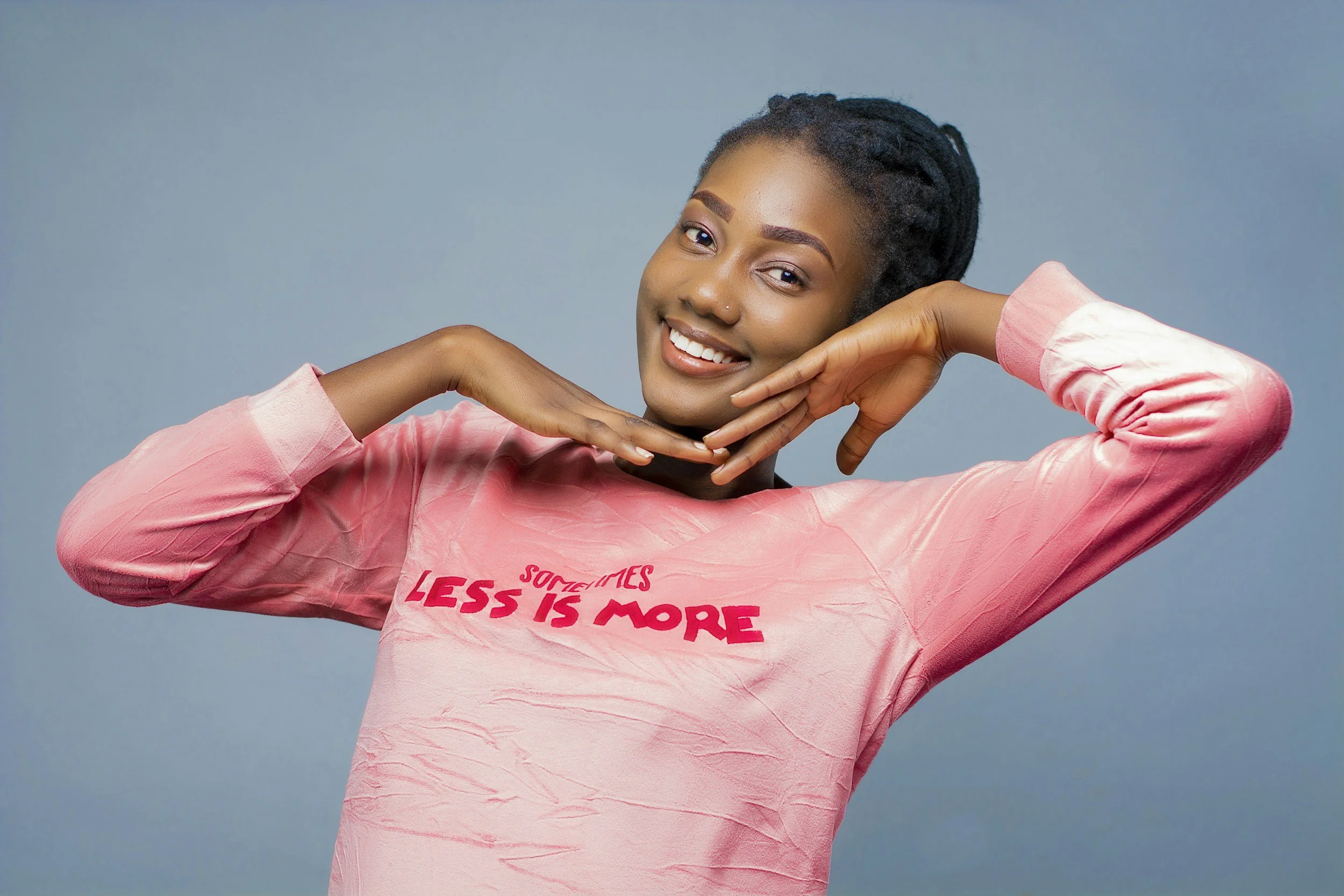 Black Girl Smiling after seeing therapist for teenagers online
