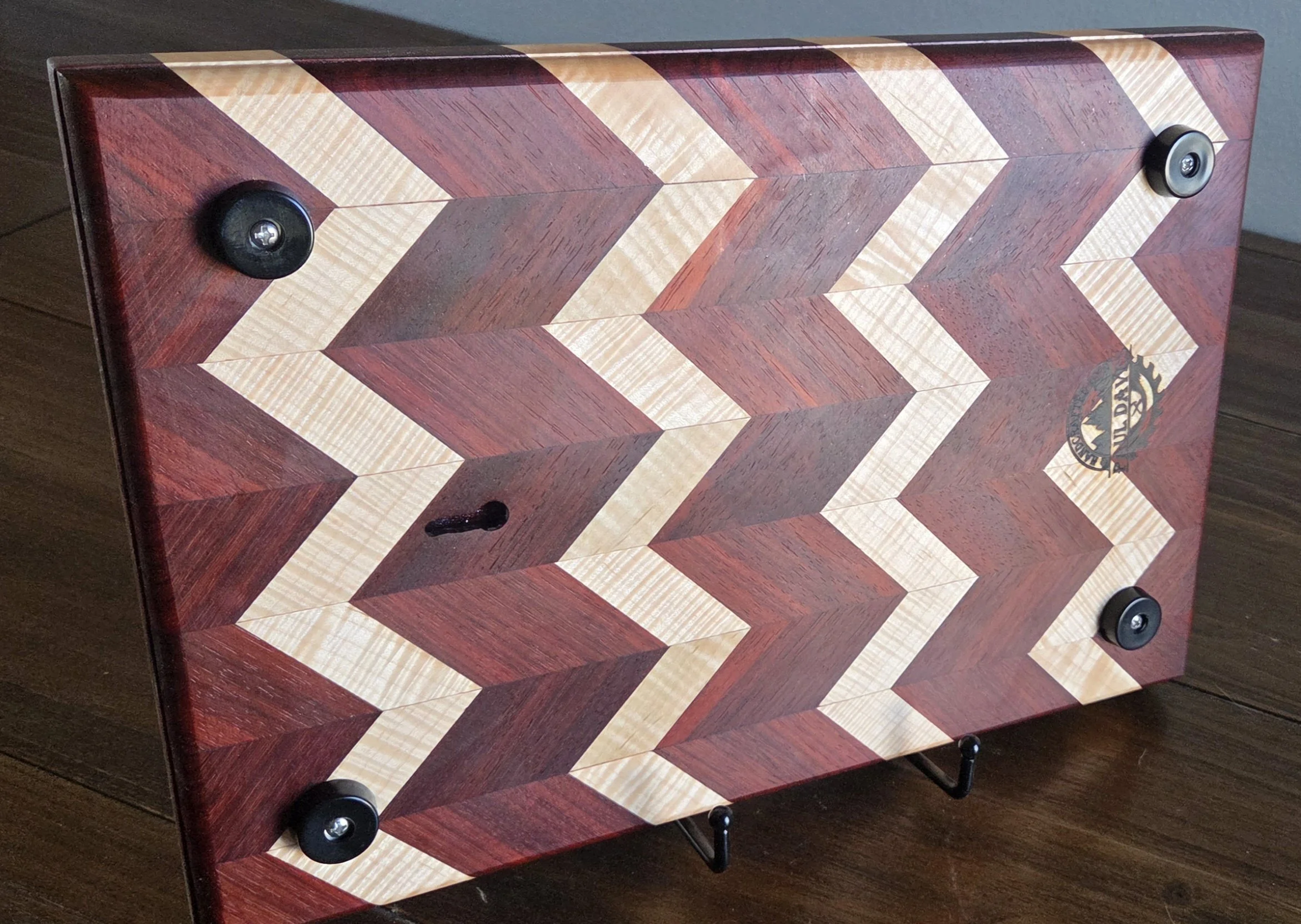 Edge Grain Chevron Pattern with Keyhole