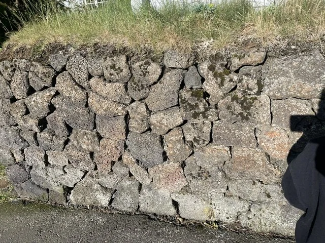 Stone wall with perfectly fitted stones coming together to form a single solid assembly