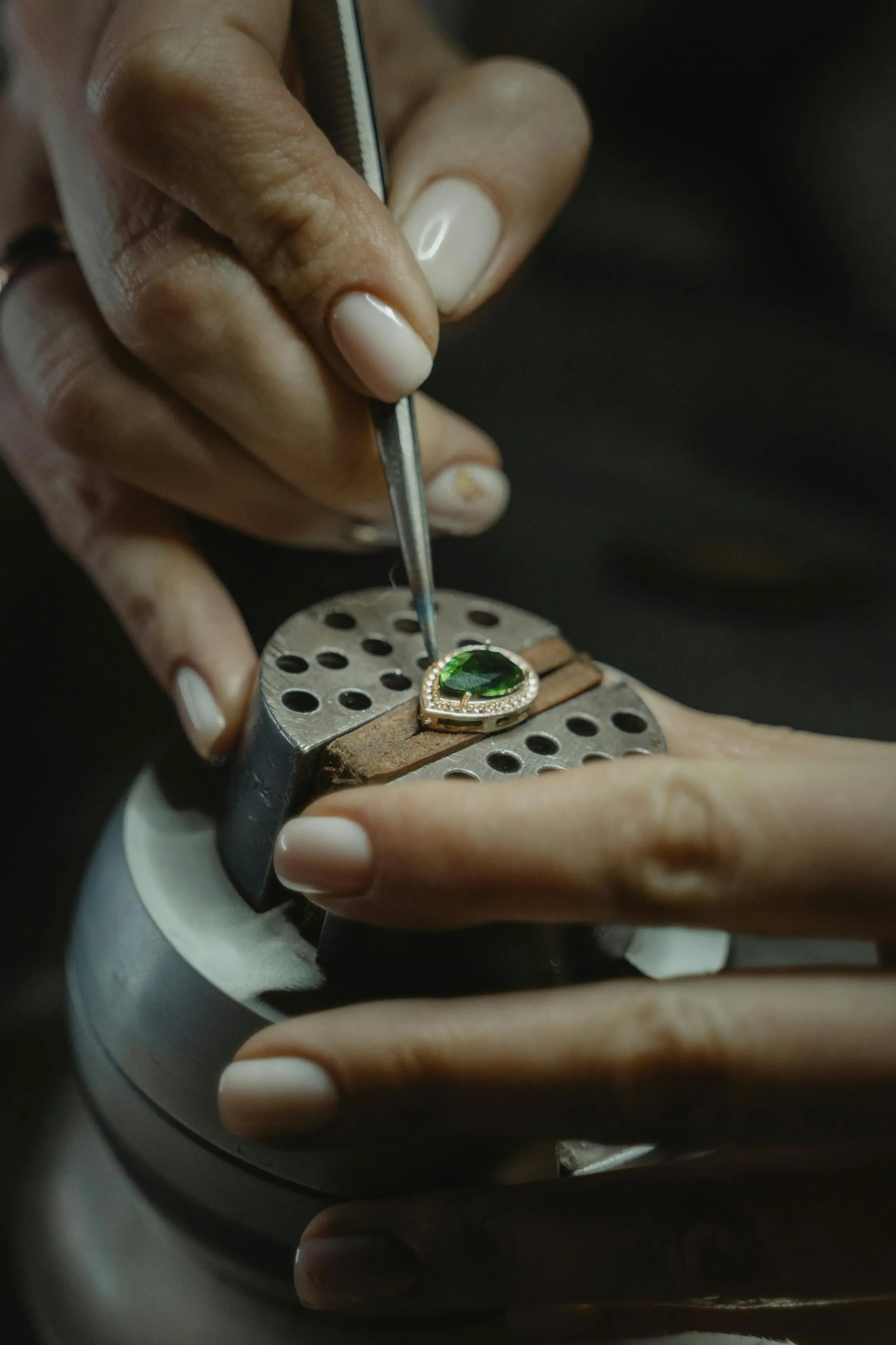 Pear shape diamond setting process.