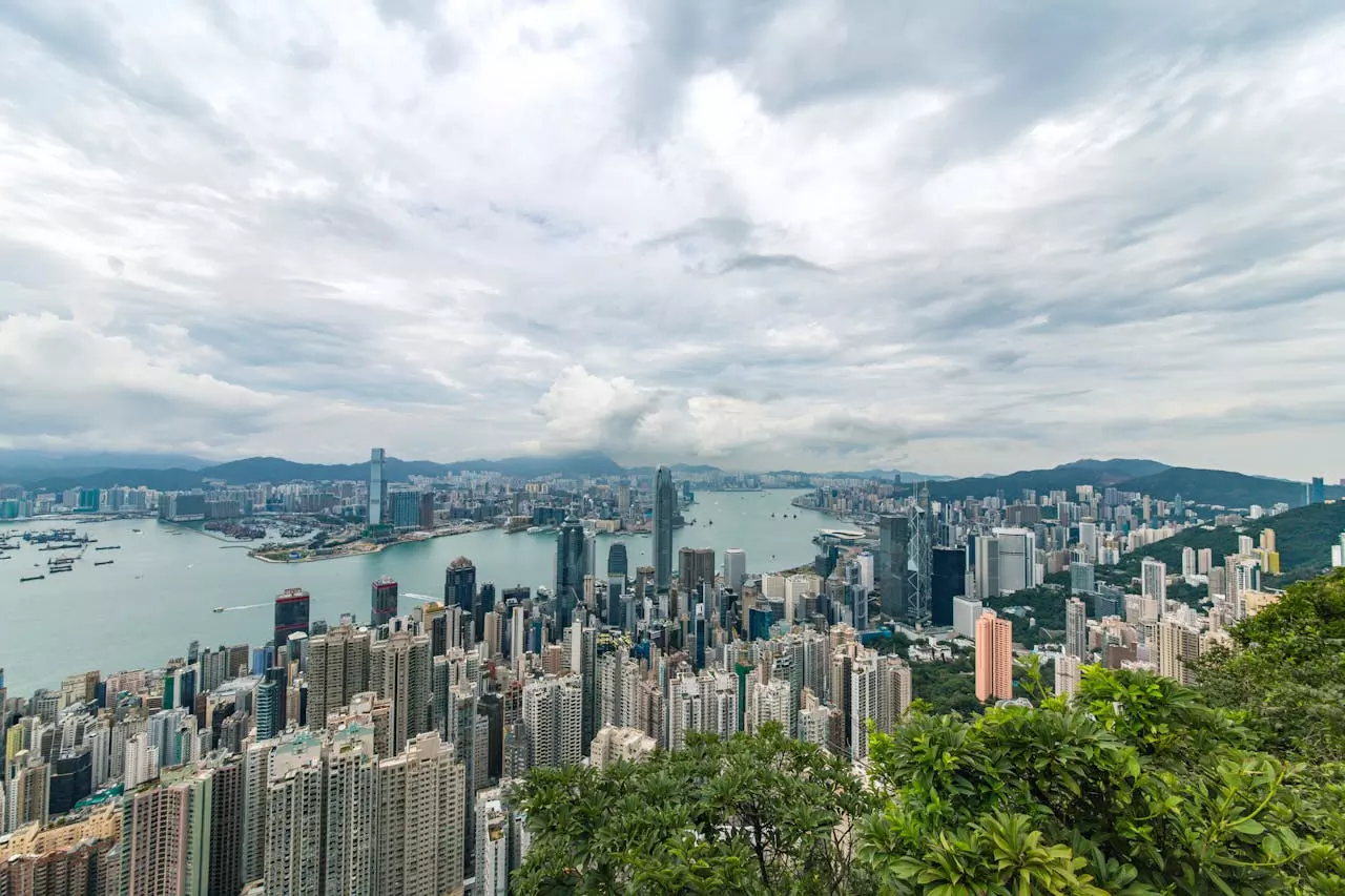 Living in Hong Kong as an Expat in 2025: The Complete Guide to Pros, Cons, and Settling In