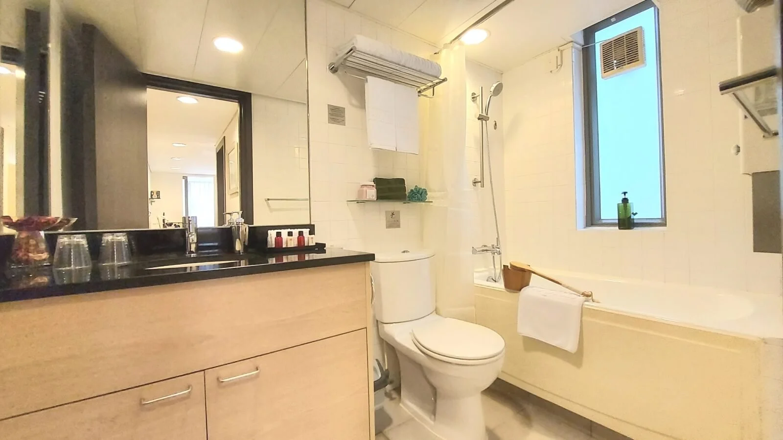 Loplus Johnston Bathroom Wan Chai Serviced Apartment