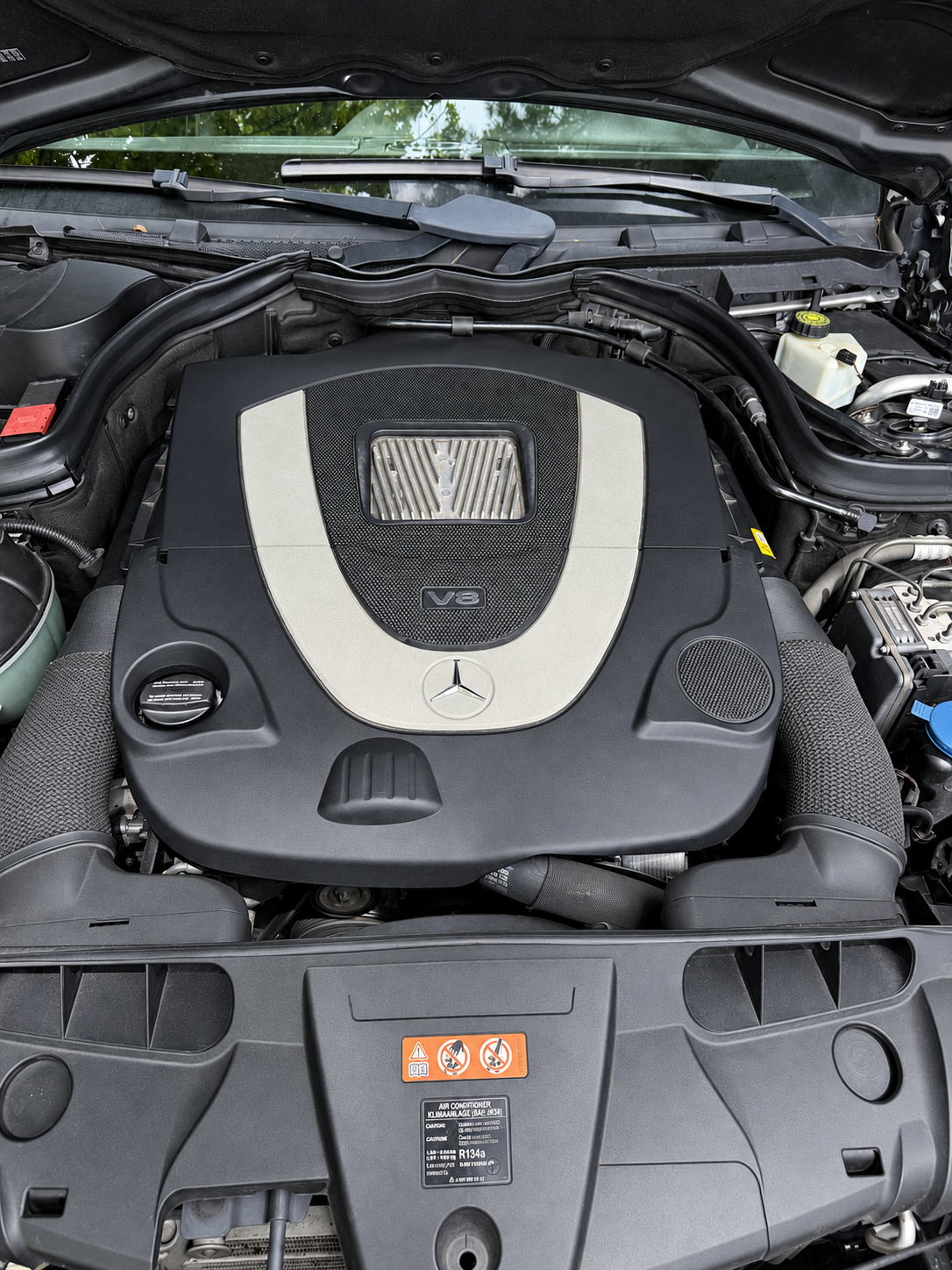 Mercedes E550 V8 engine bay with SilvaDes printed intake tubes on both sides of the engine cover