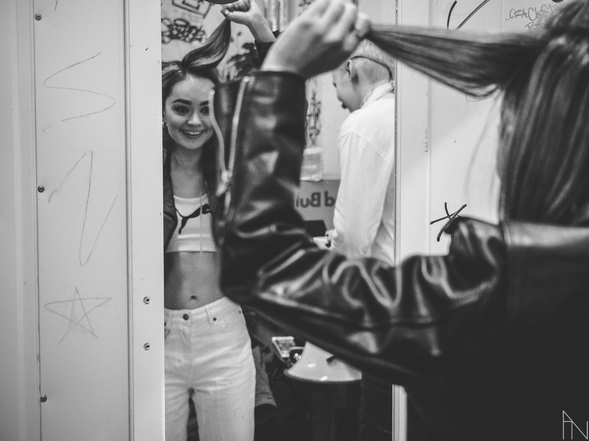 Sini Yasemin katsoo itseään peilistä. Mustavalkokuva.