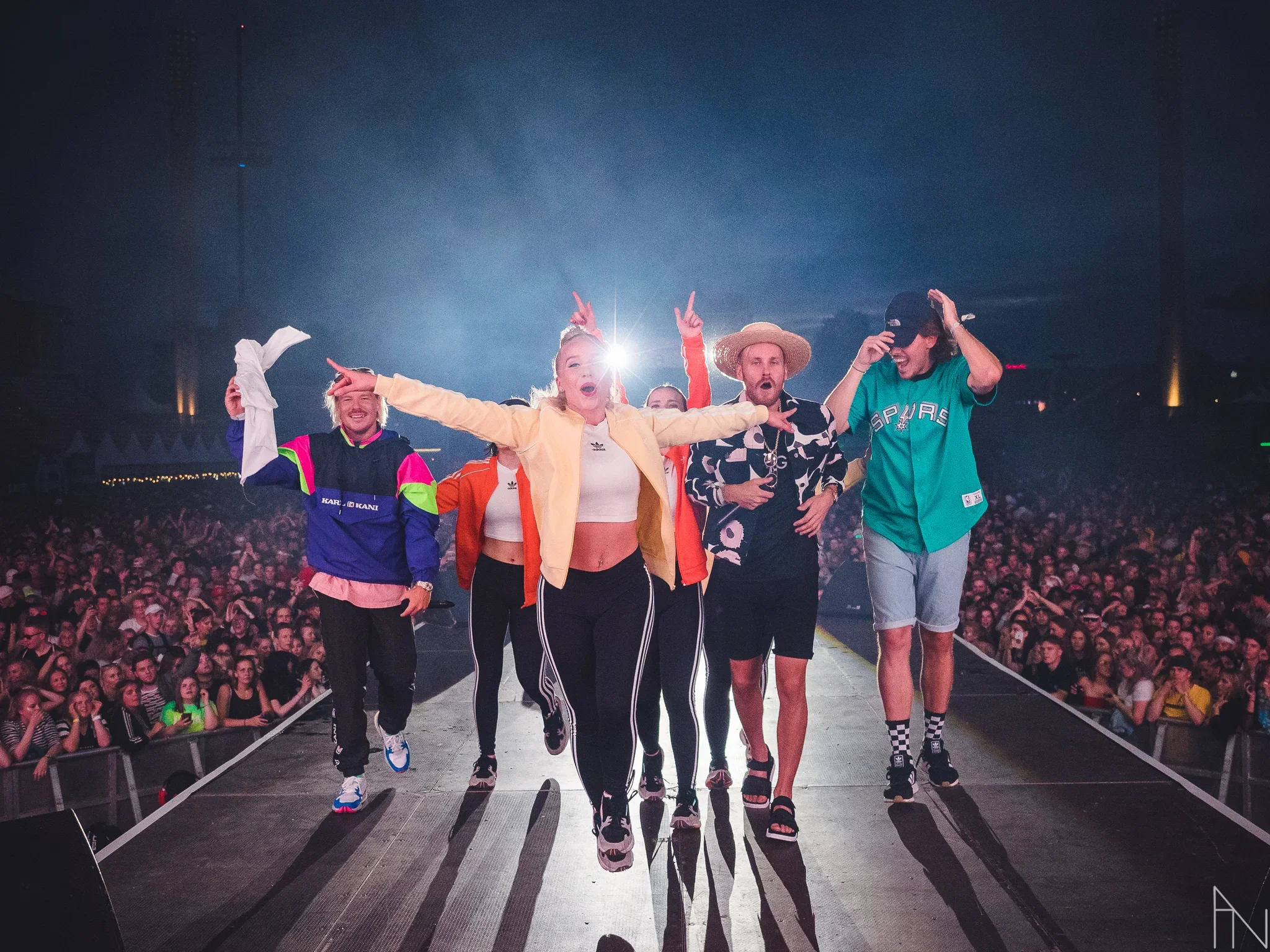 Yhtye, JVG, kävelemässä lavalta pois Blockfest-keikan jälkeen. Katsekontakti kameraan. Anniina Raittinen, Ville Galle, Jare Brandt.