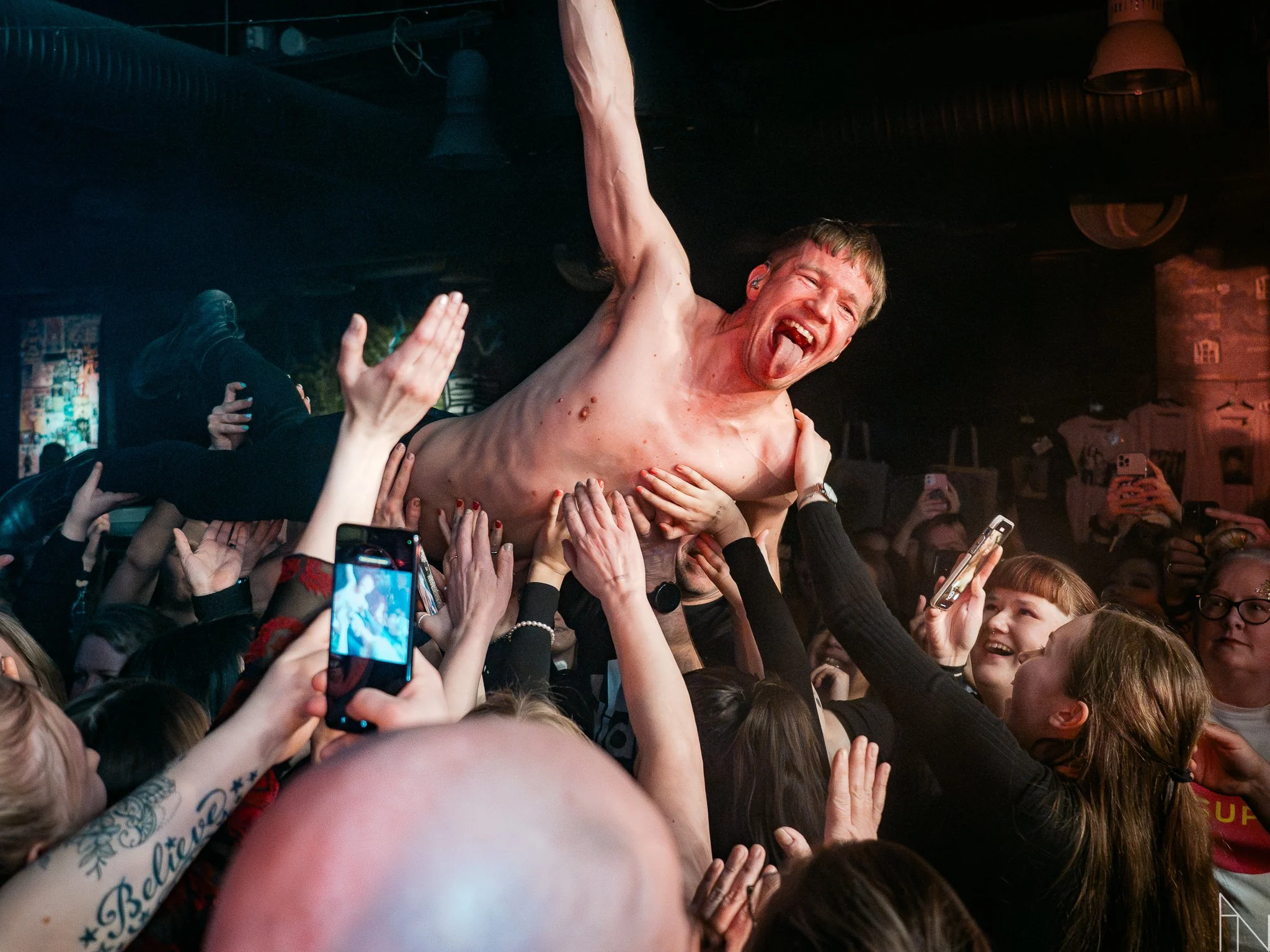 Artisti, Olavi Uusivirta, crowdsurfing yleisön päällä. Lutakko 2022.